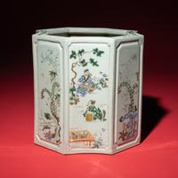 A Large Famille Rose 'Figures' Octagonal Porcelain Brushpot, 19th Century — 清晚期 粉彩八仙圖八方大筆筒