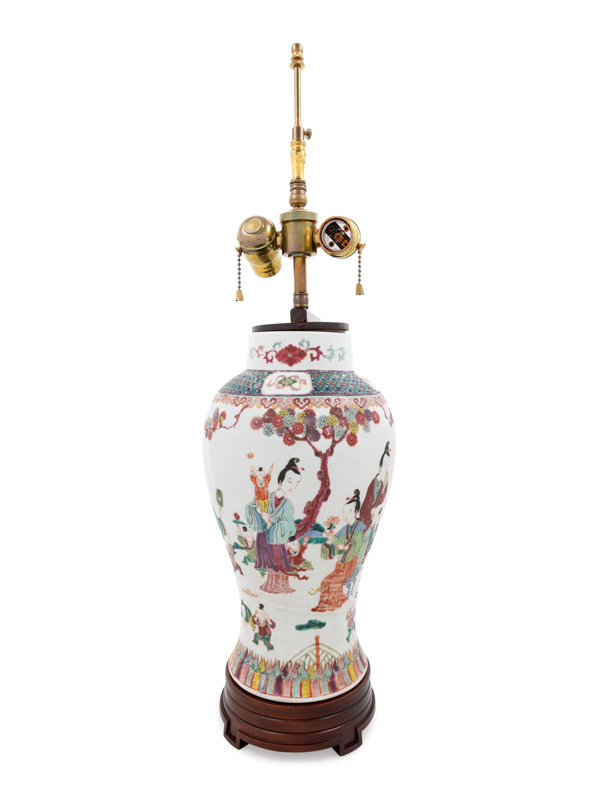 A Chinese Export Porcelain Table Lamp