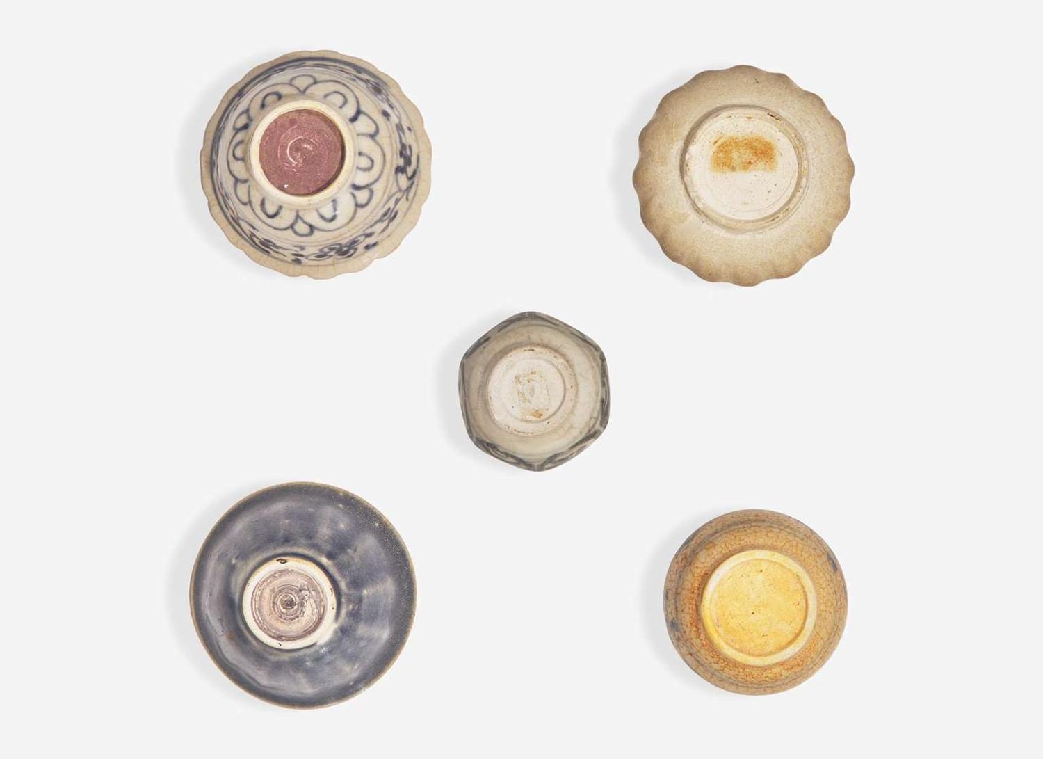 Two Vietnamese miniature bowls and three jarlets, Le dynasty, 15th-16th century 越南袖珍瓷器五件 後黎朝 十五或十六世紀