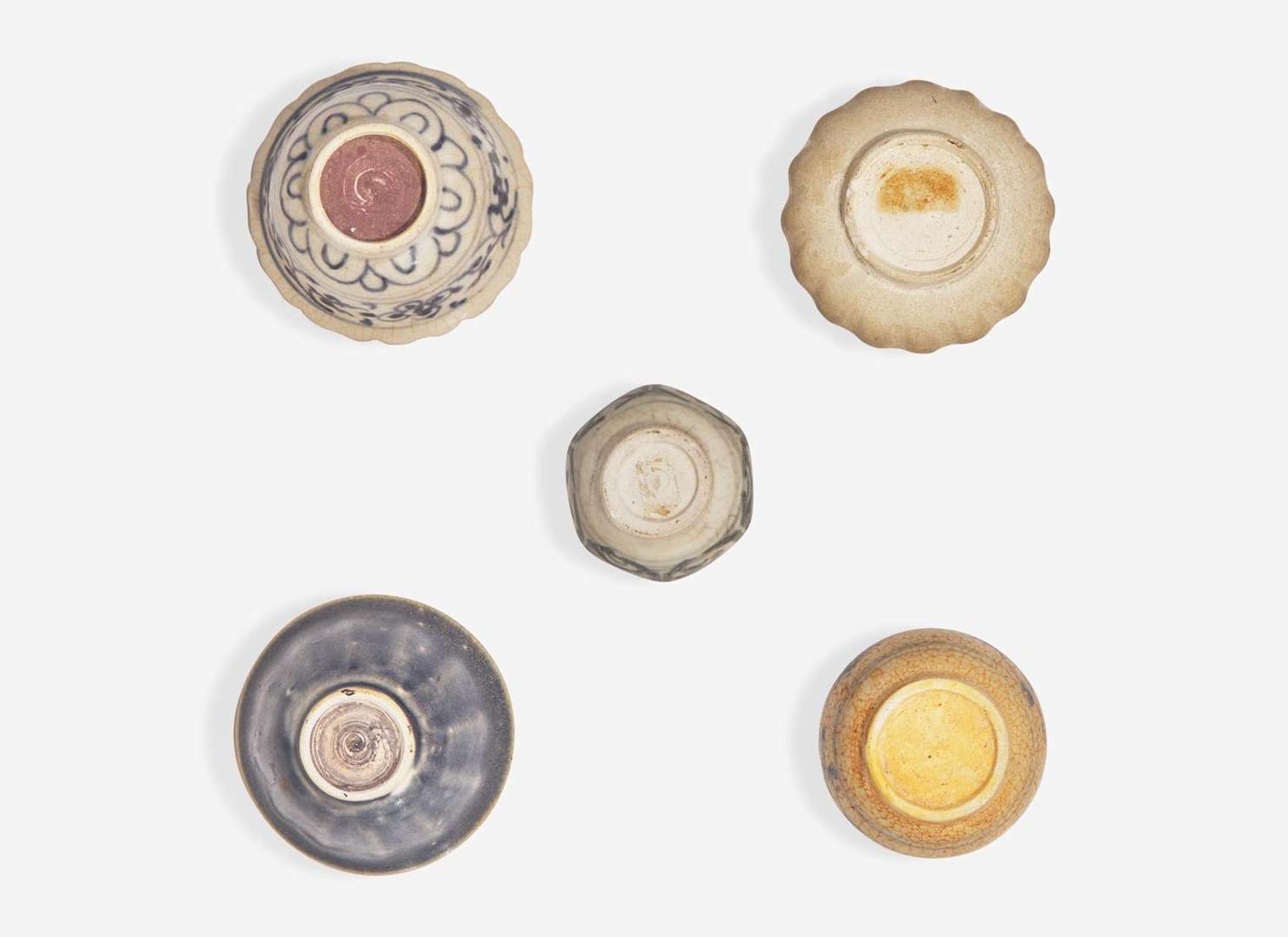Two Vietnamese miniature bowls and three jarlets, Le dynasty, 15th-16th century 越南袖珍瓷器五件 後黎朝 十五或十六世紀