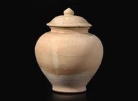 A Chinese whiteware jar and associated cover, Tang dynasty 白瓷罐與蓋子或一套 唐