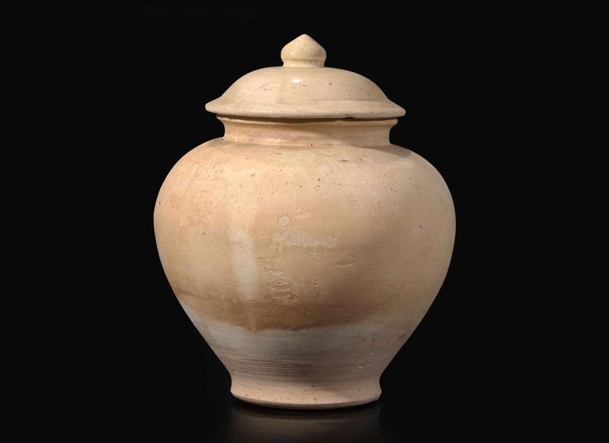 A Chinese whiteware jar and associated cover, Tang dynasty 白瓷罐與蓋子或一套 唐