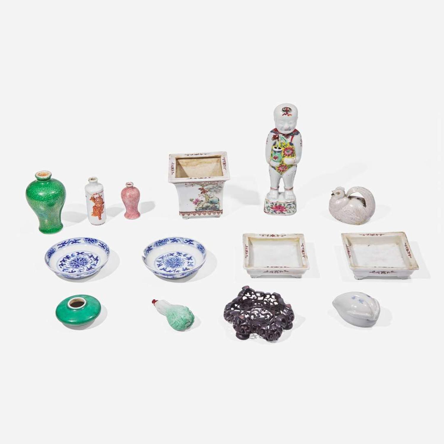 A group of thirteen assorted Asian porcelain items and one wood stand 瓷器小件及木座一組十五件 18th to 20th century ???????