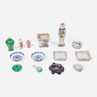 A group of thirteen assorted Asian porcelain items and one wood stand 瓷器小件及木座一組十五件 18th to 20th century ???????