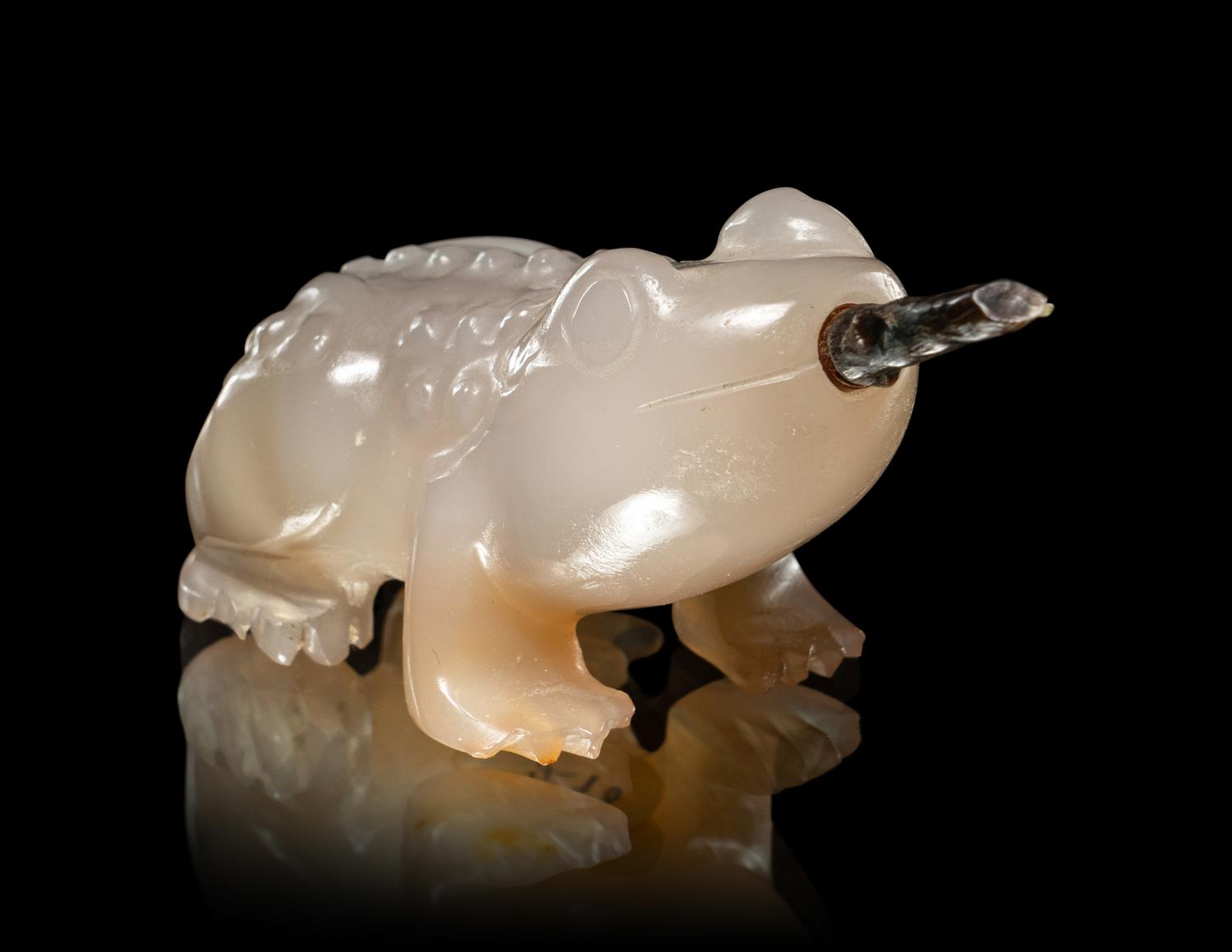 Two Carved Agate 'Frog' Snuff Bottles