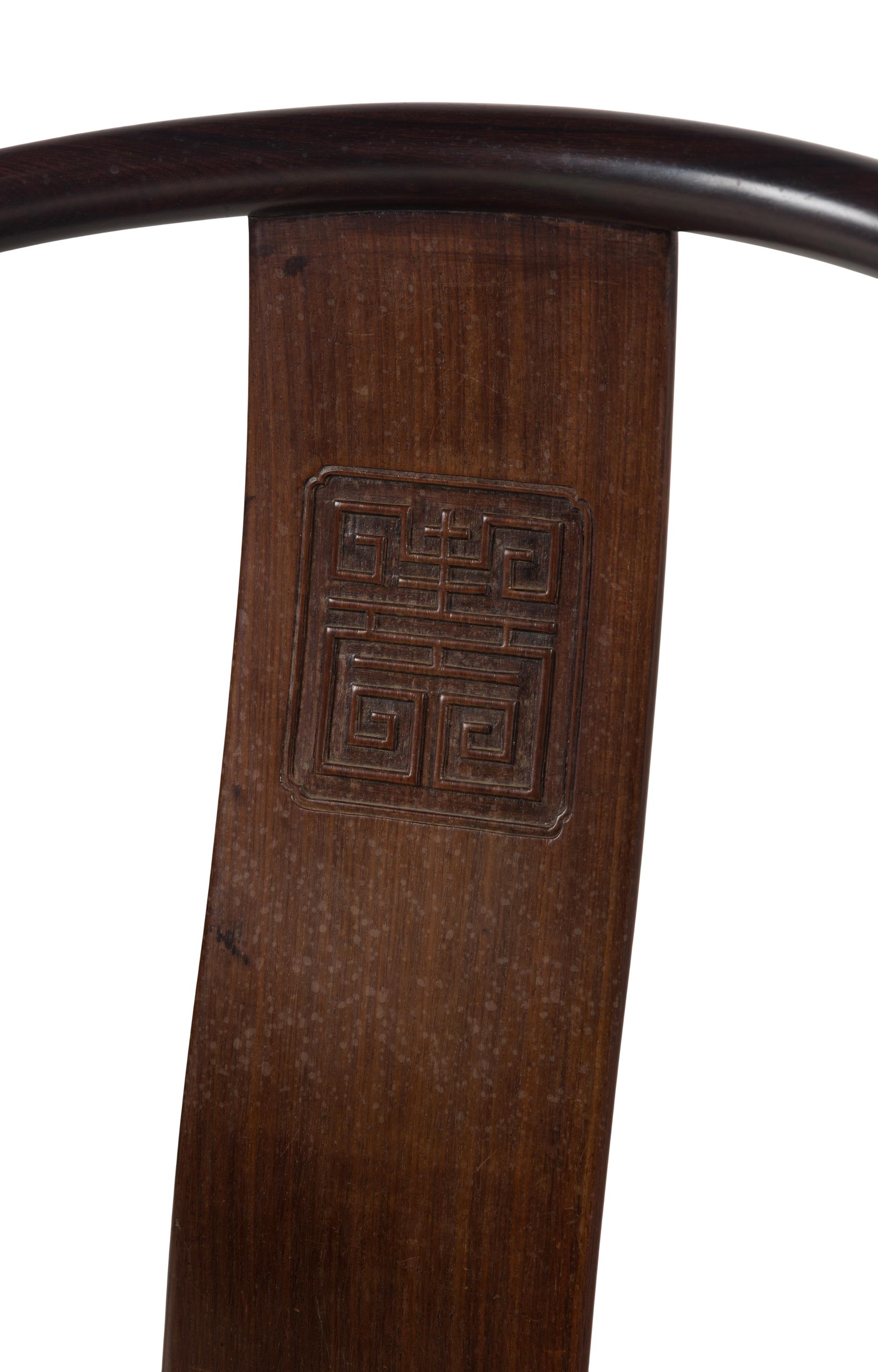 A Chinese Hardwood Continuous Horseshoe-Back Armchair, Quanyi, 20th Century 二十世紀 硬木圈椅