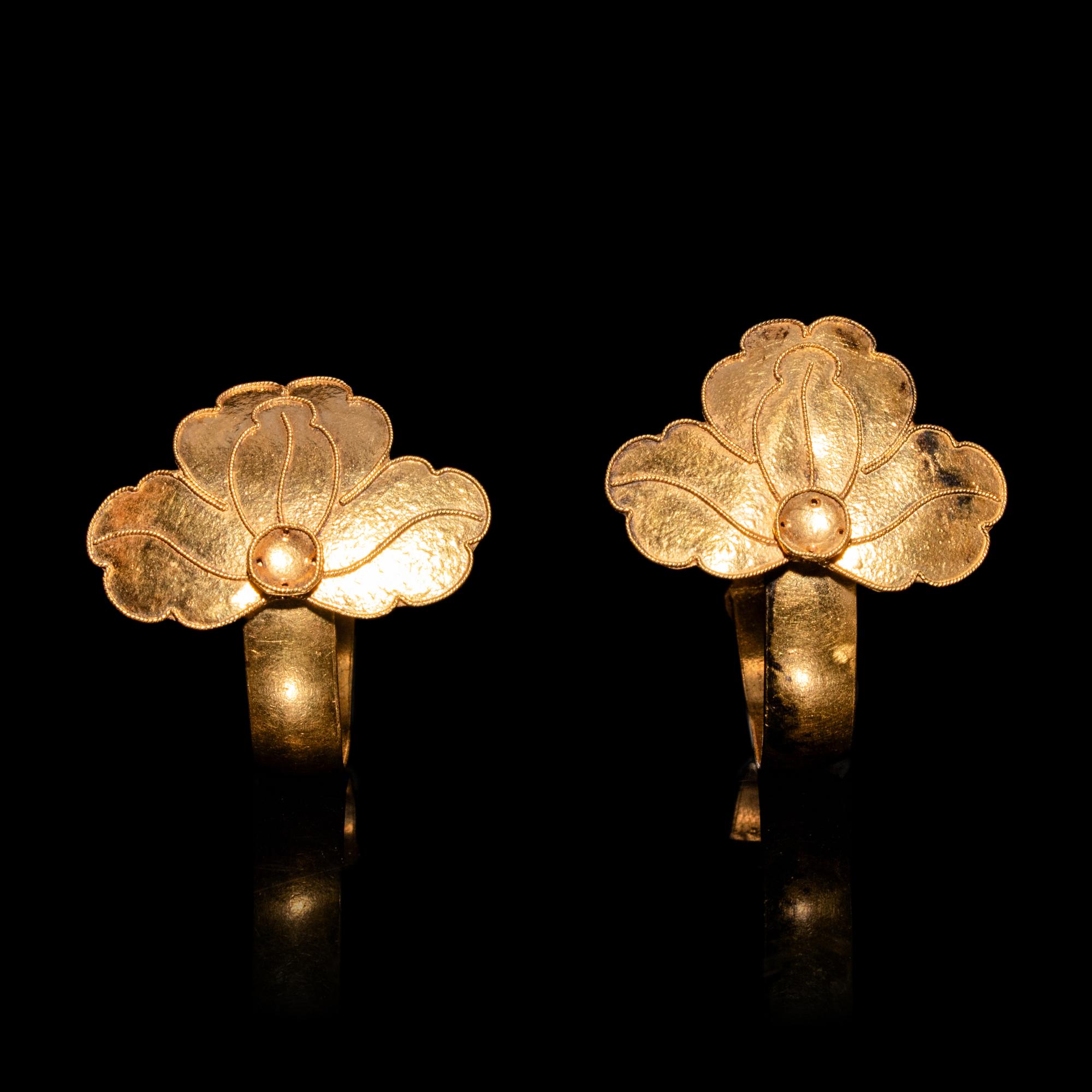 A Pair of Chinese Gold 'Peony' Earrings, Erqian, Qing Dynasty 清 金牡丹紋耳鉗一對