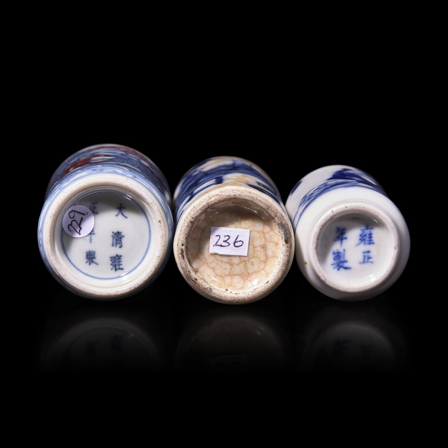 Three Chinese Blue and White Porcelain Cylindrical-Form Snuff Bottles, 19th Century 清晚期 青花鼻煙壺三支