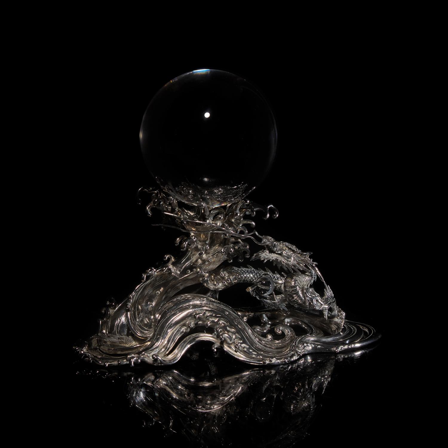 A Japanese Rock Crystal Sphere and Silver 'Dragon and Waves' Stand, Signed Yoshimasa Saku Meiji/Taisho Period 日本明治/大正時期 義正作潮を支配する珠と龍