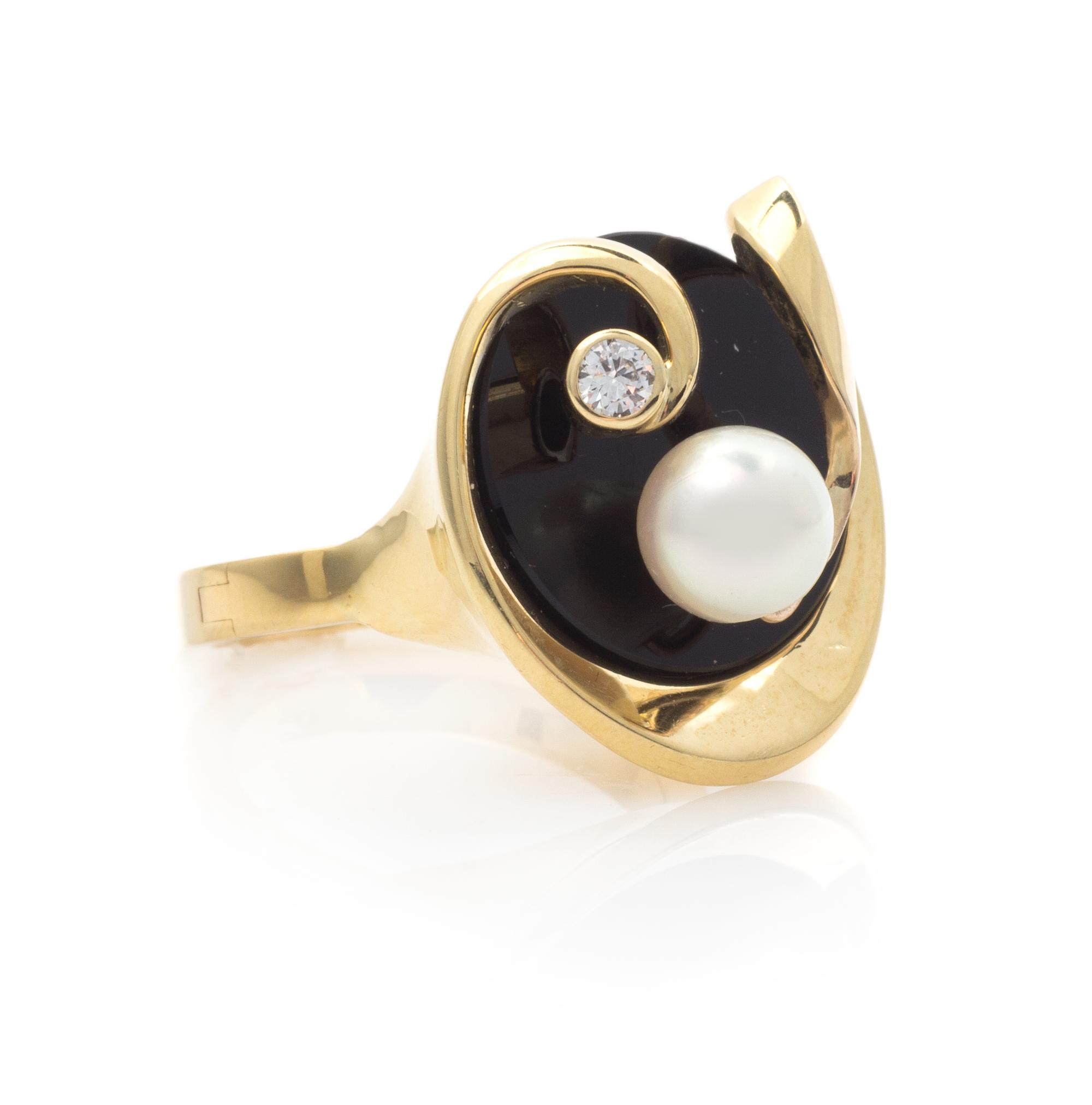 An 18 Karat Yellow Gold, Onyx, Diamond and Cultured Pearl Ring, 10.50 dwts.