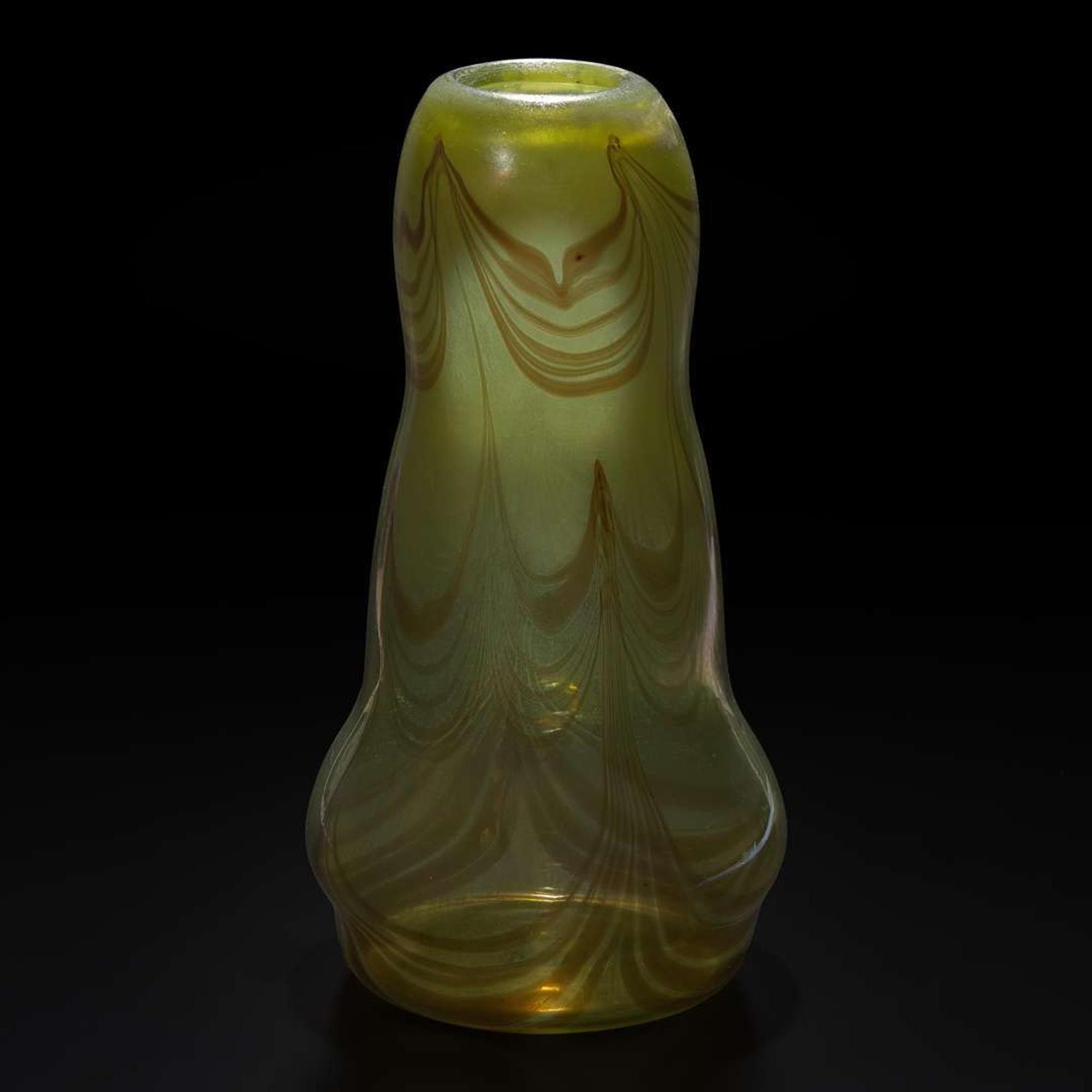 Tiffany Studios A Large Gourd-Form Decorated Favrile Vase, New York, 1919