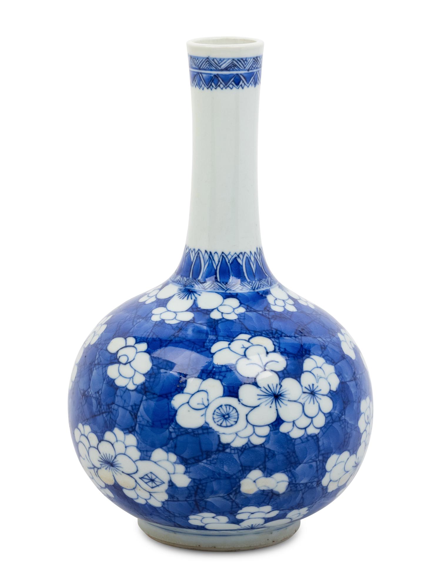 A Blue and White Porcelain Hawthorne Pattern Bottle Vase
