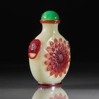 A Chinese Ruby-Overlay Glass Snuff Bottle, Qing Dynasty, Circa 1730-1780 — 1730-1780年 白地套寶石紅料菊花紋鼻煙壺