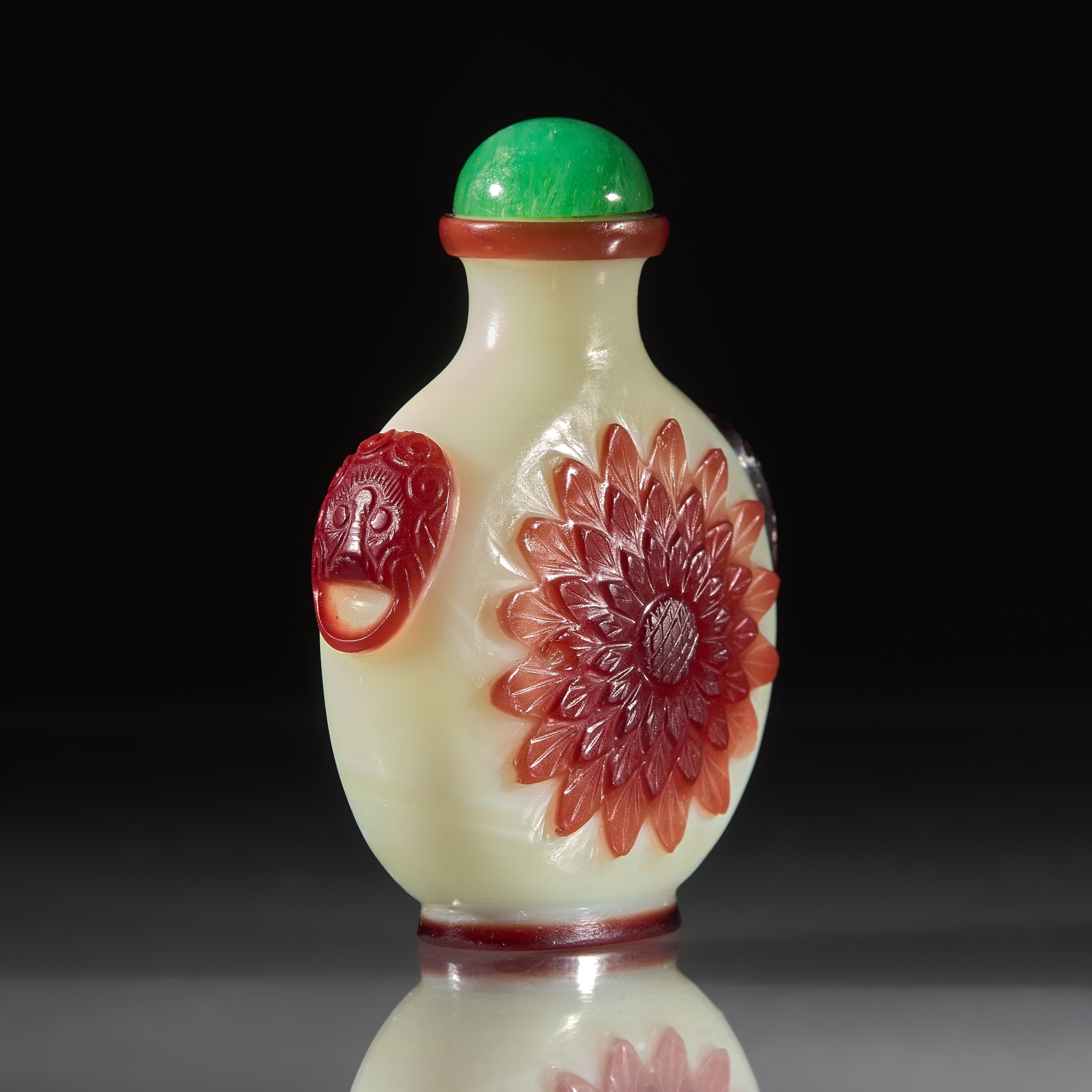 A Chinese Ruby-Overlay Glass Snuff Bottle, Qing Dynasty, Circa 1730-1780 — 1730-1780年 白地套寶石紅料菊花紋鼻煙壺