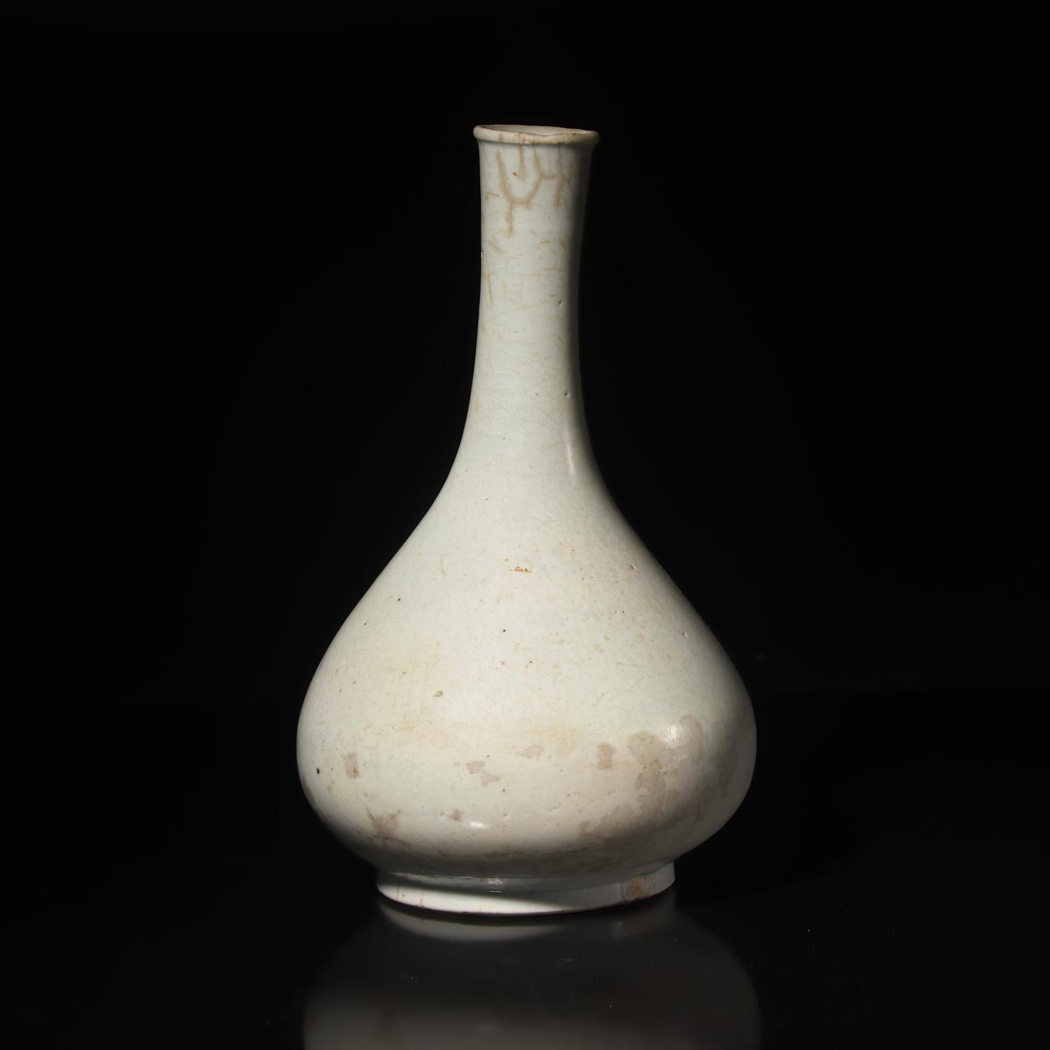 A Korean White Glazed Porcelain Bottle Vase, Joseon Dynasty — 朝鮮王朝 白瓷玉壺春瓶