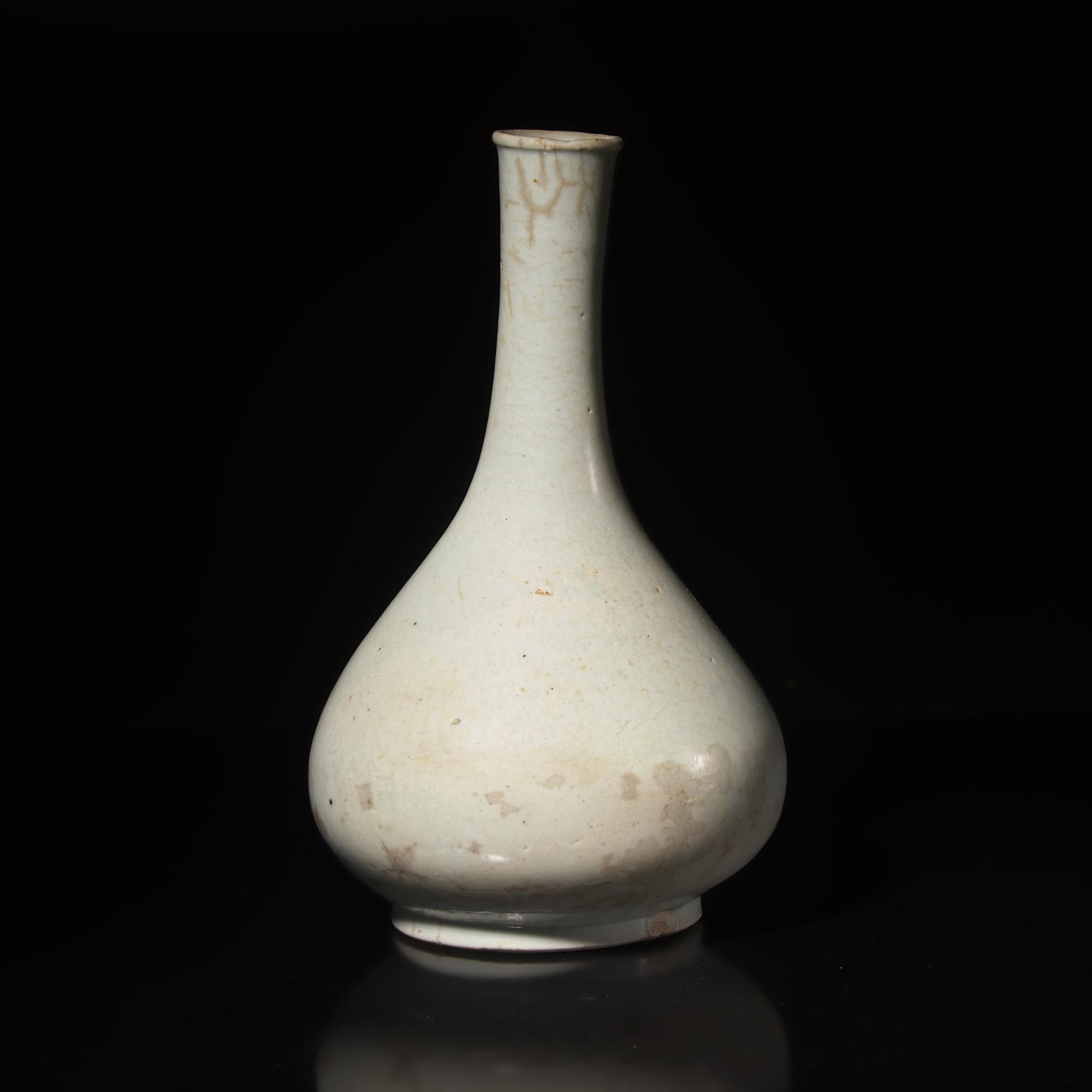 A Korean White Glazed Porcelain Bottle Vase, Joseon Dynasty — 朝鮮王朝 白瓷玉壺春瓶