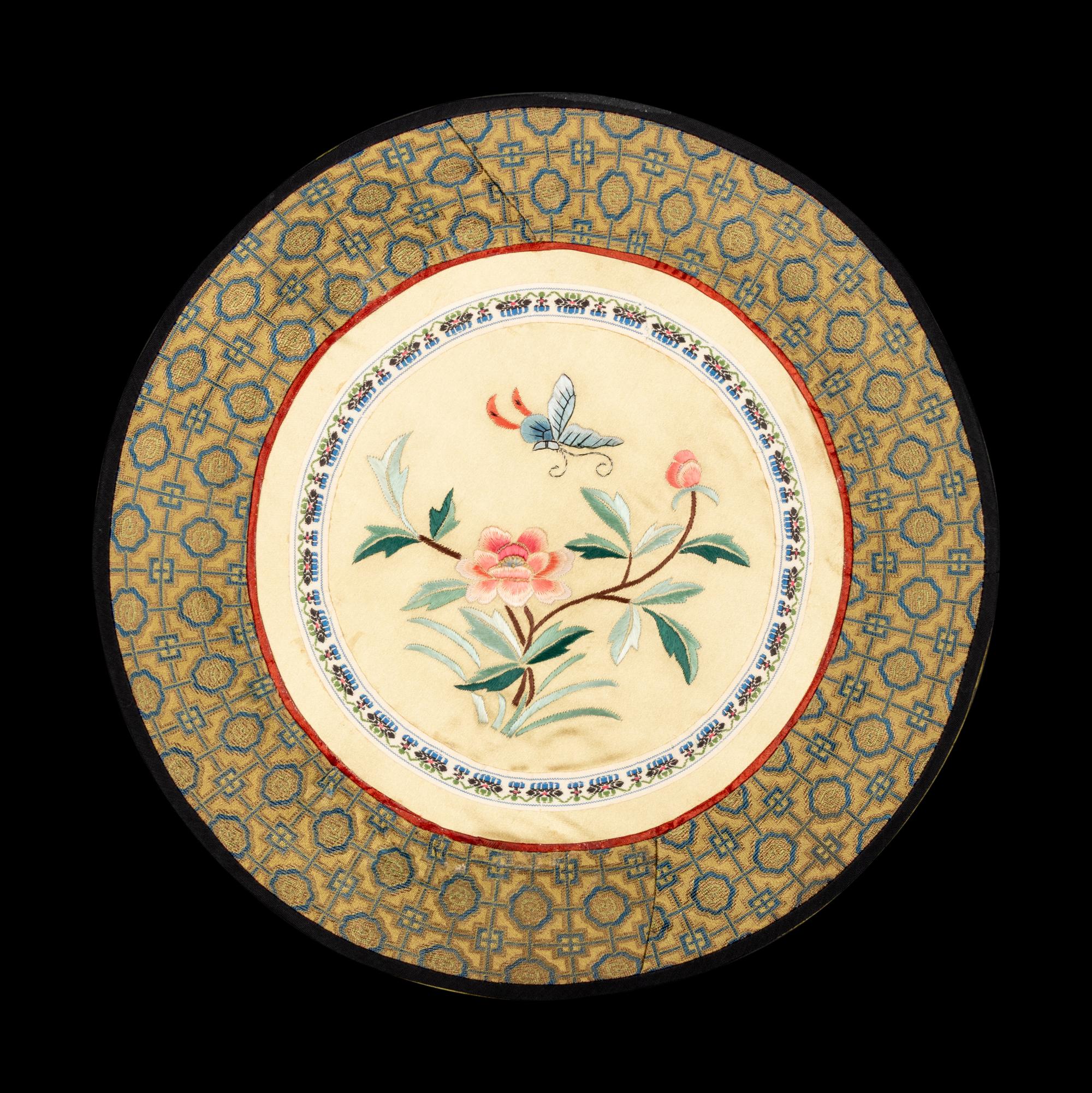 A Collection of 33 Chinese Embroidered Silk Panels 近代 綉片33幅