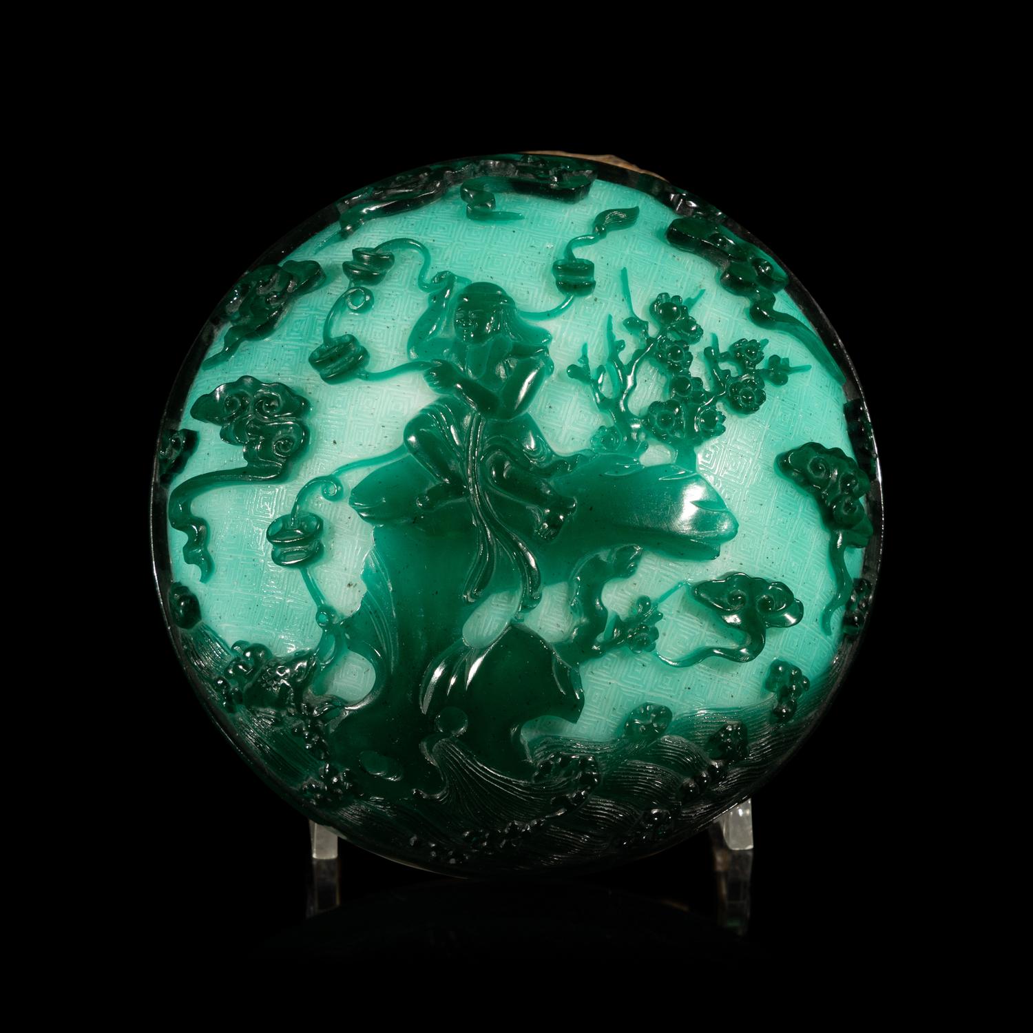 A Chinese Green Overlay Opaque Peking Glass Box and Cover — 涅白地套墨綠料劉海戯金蟾蓋盒