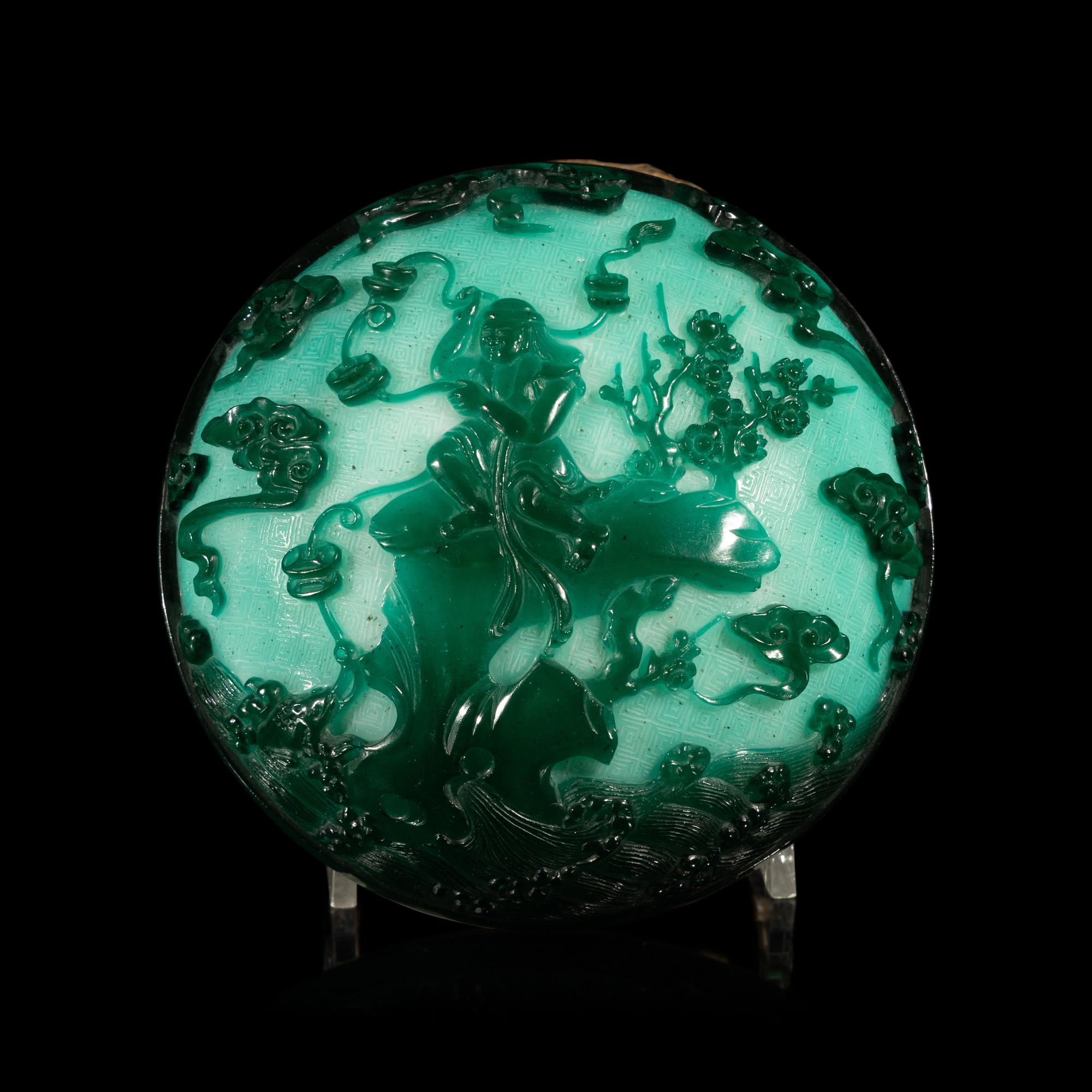 A Chinese Green Overlay Opaque Peking Glass Box and Cover — 涅白地套墨綠料劉海戯金蟾蓋盒