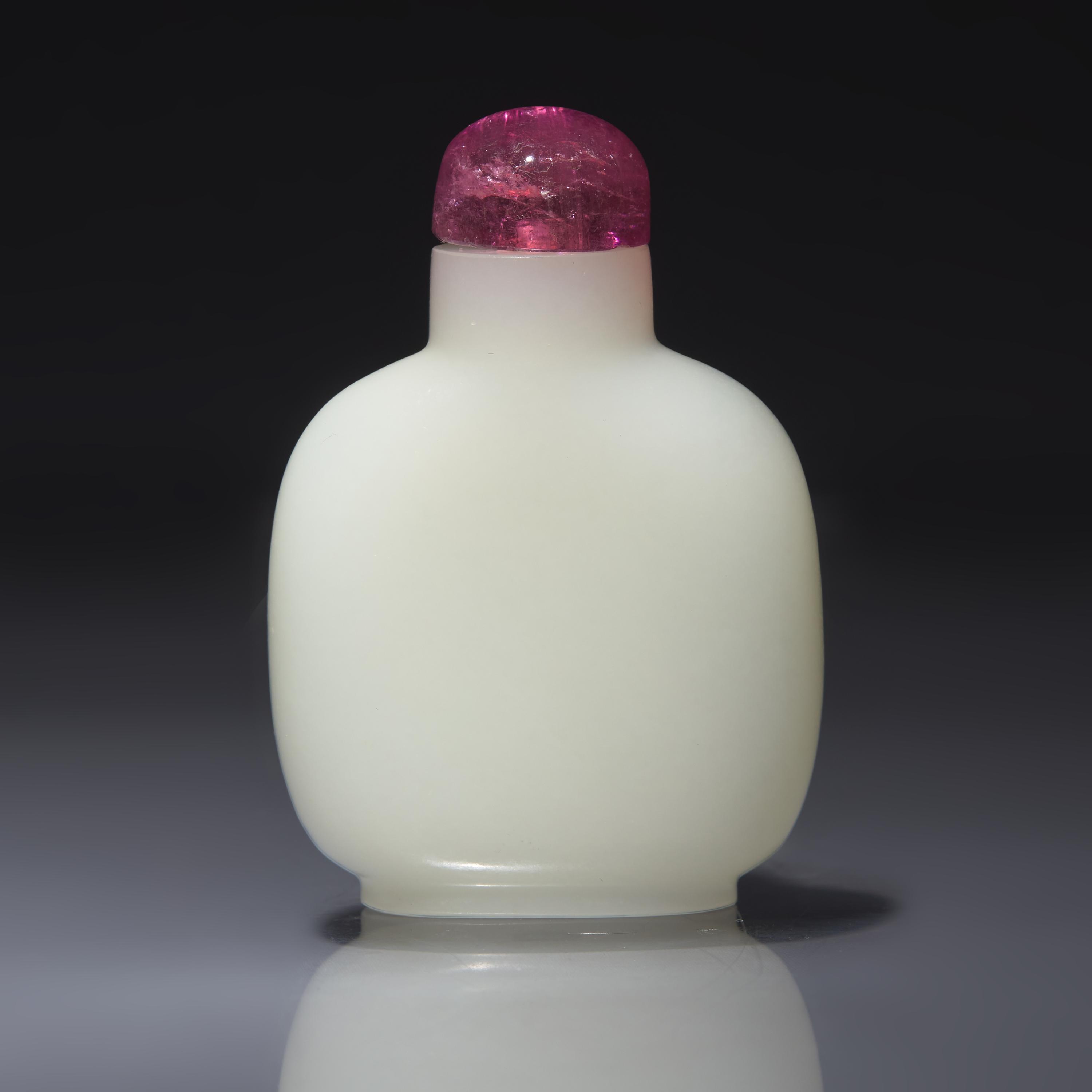 A Fine Chinese White Jade Snuff Bottle, Qing Dynasty, Circa 1780-1850 — 1780-1850年 白玉素面鼻煙壺
