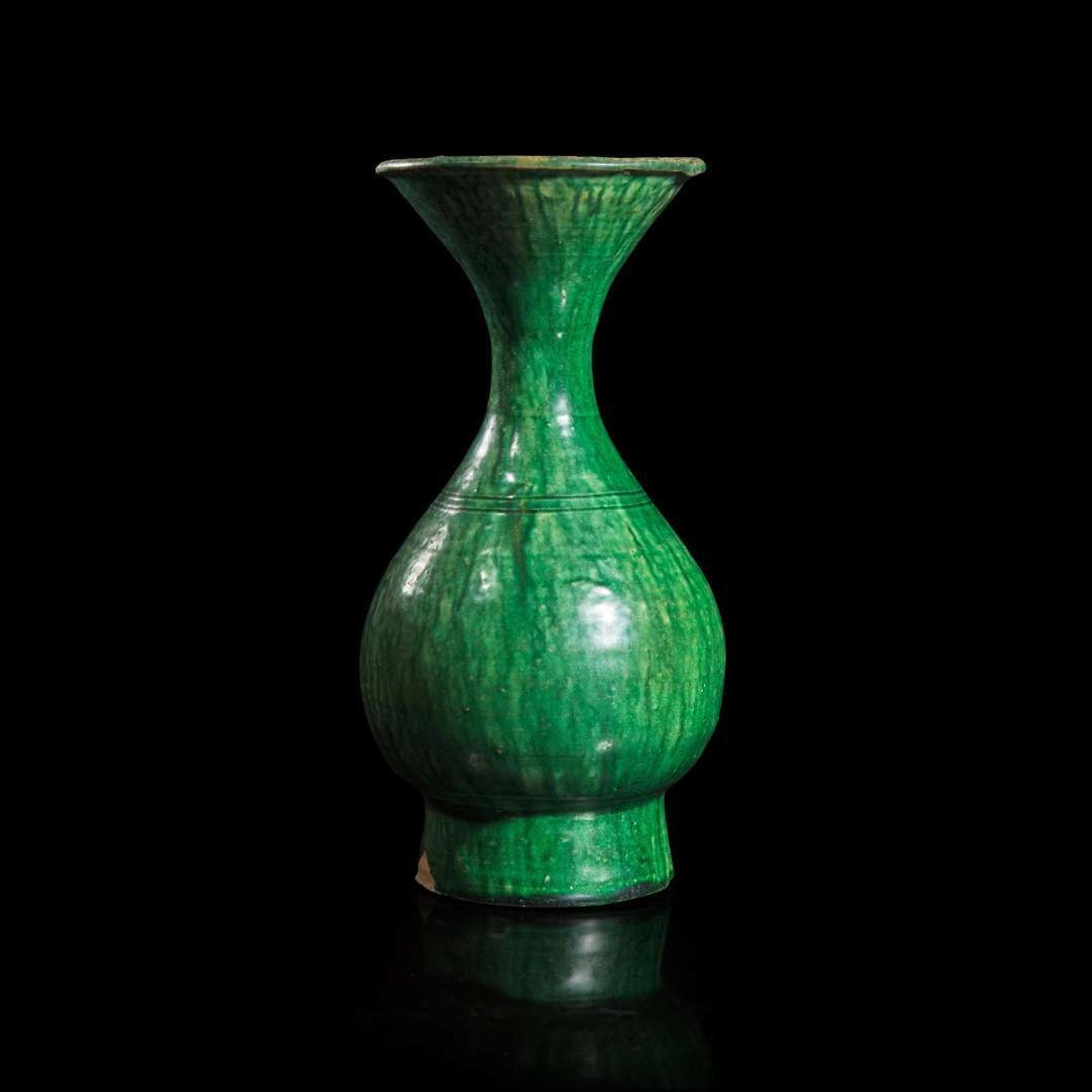 An unusual green-glazed pottery vase 綠釉壺式瓶 Liao dynasty ??