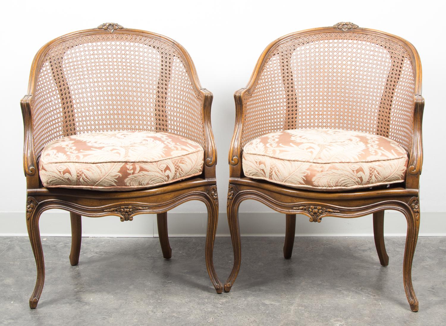 A Pair of Louis XV Style Walnut Corner Bergeres Height 34 1/2 x width 23 1/2 x depth 19 inches. — 20TH CENTURY