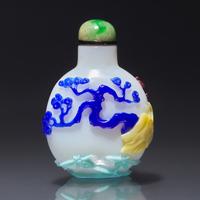 A Chinese Five-Color Overlay Glass Snuff Bottle, Qing Dynasty, Circa 1750-1820 — 1750-1820年 涅白地套五色料歲寒三友圖鼻煙壺