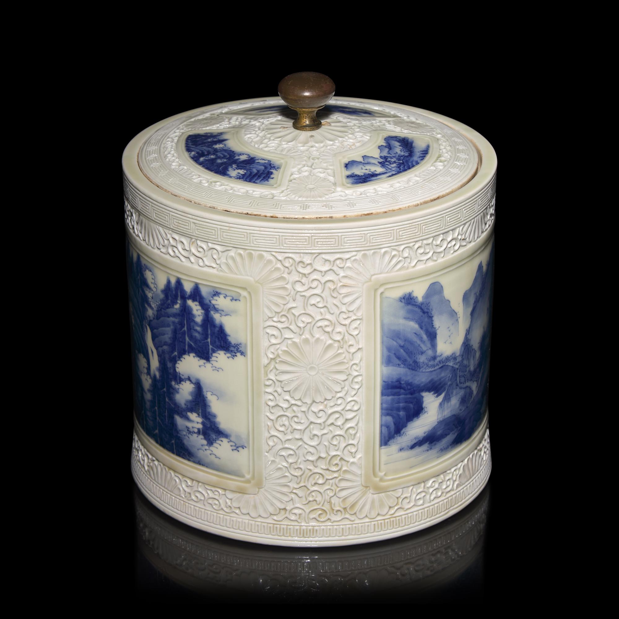 An Unusual Japanese Hirado Porcelain Mizusashi and Cover, Meiji Period — 日本明治時代 平戶燒青花水指