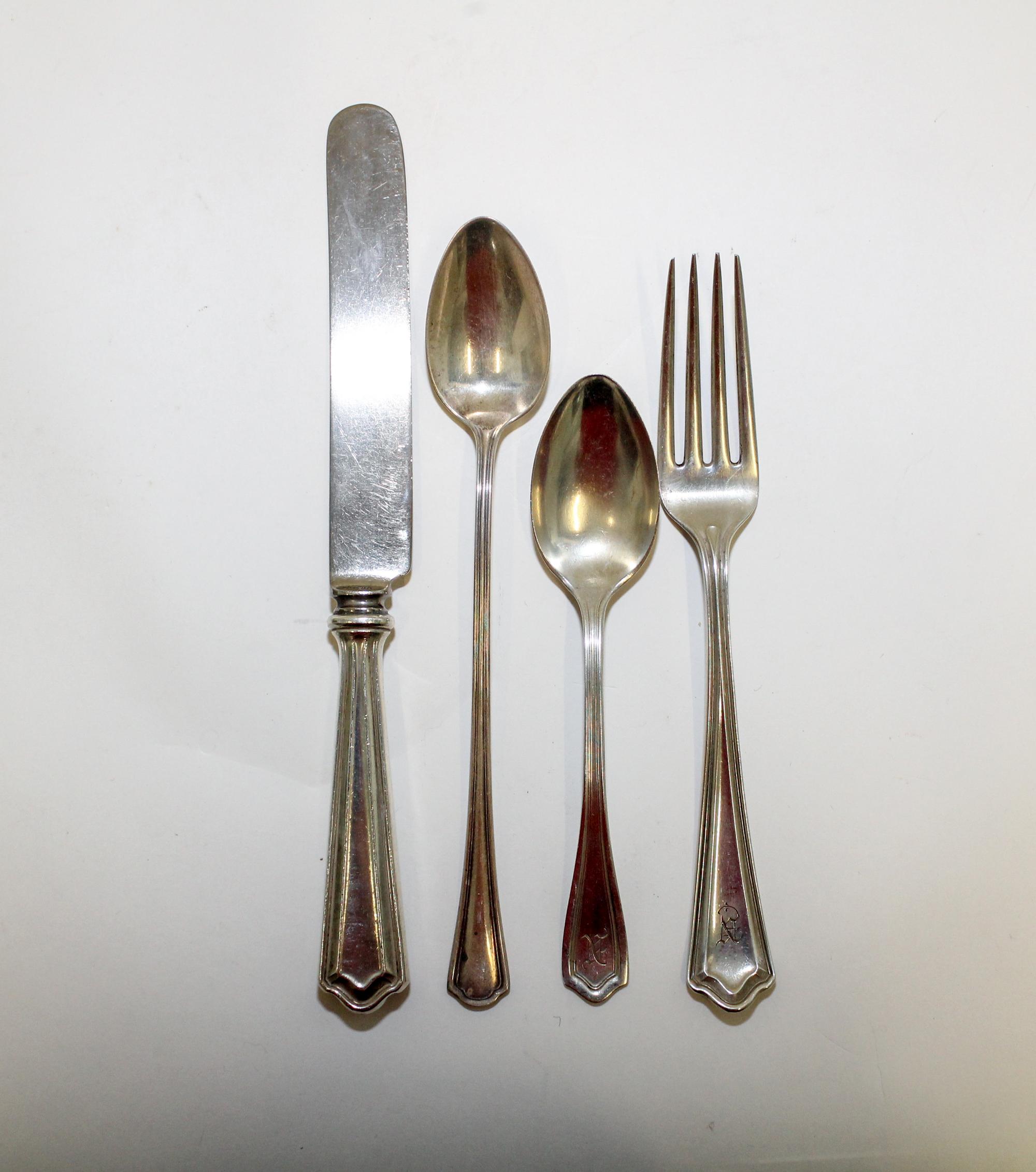 An American Silver Partial Flatware Service, Whiting Mfg. Co., New York, NY, Portland pattern, comprising: 5 dinner knives 6 dinner for