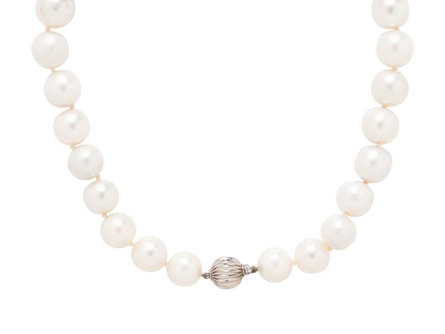 WHITE GOLD AND CULTURED SOUTH SEA PEARL NECKLACE