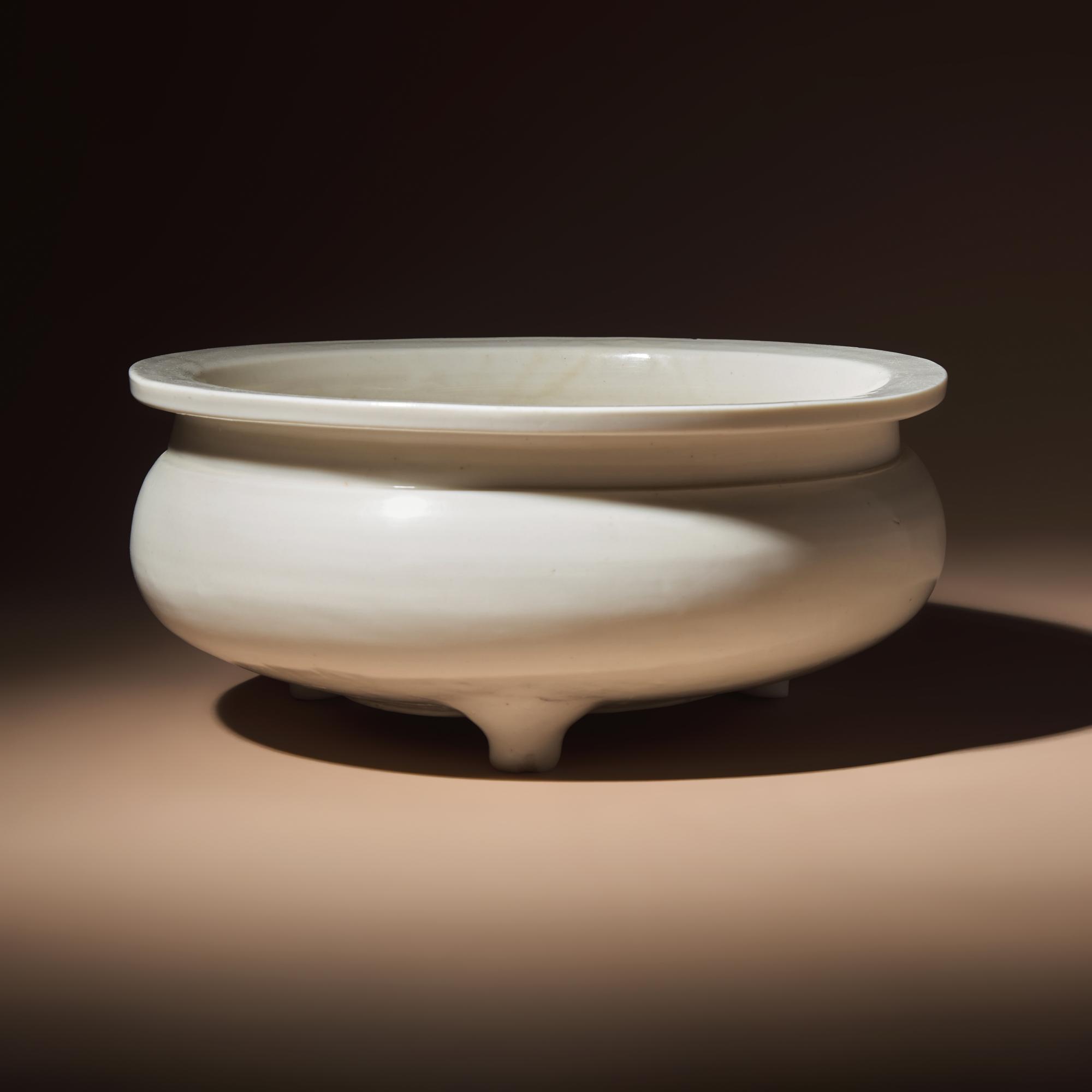 A Large Chinese Blanc-de-Chine Porcelain Incense Burner, Early Qing Dynasty — 清早期 德化白瓷大三足爐