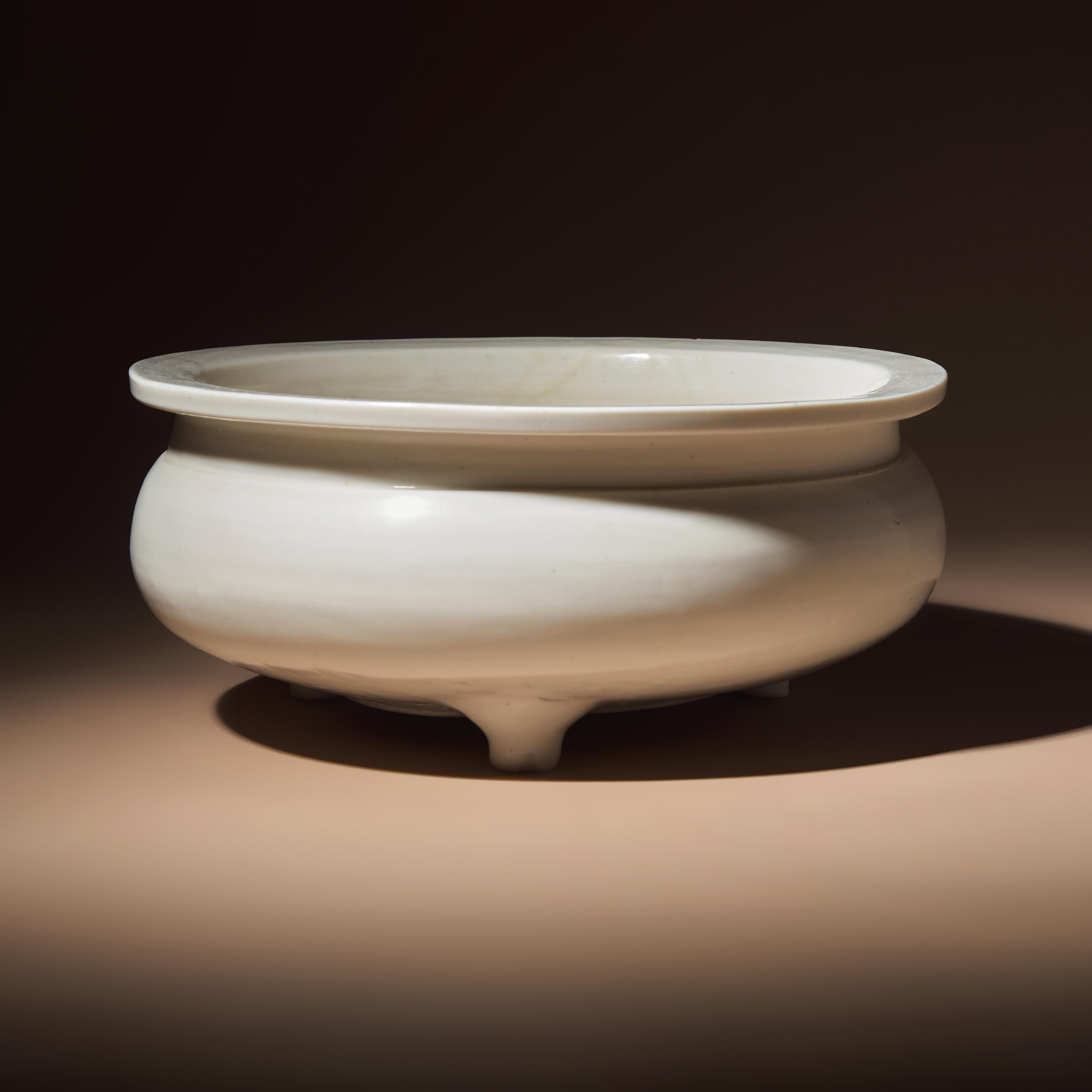 A Large Chinese Blanc-de-Chine Porcelain Incense Burner, Early Qing Dynasty — 清早期 德化白瓷大三足爐