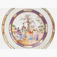 Three finely-decorated “Rockefeller” pattern Chinese export porcelain bowls and dishes 出口瓷一组三件 Circa ? 1805