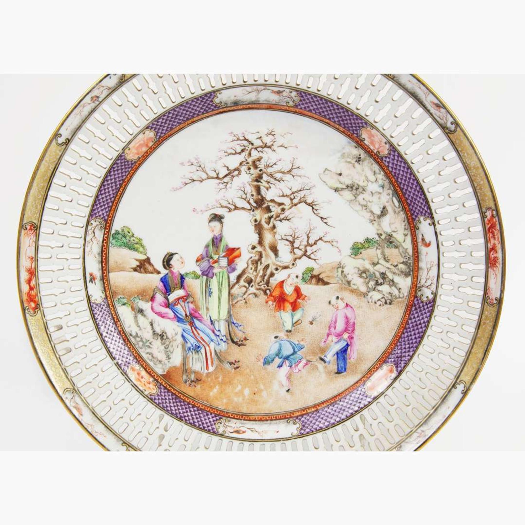 Three finely-decorated “Rockefeller” pattern Chinese export porcelain bowls and dishes 出口瓷一组三件 Circa ? 1805
