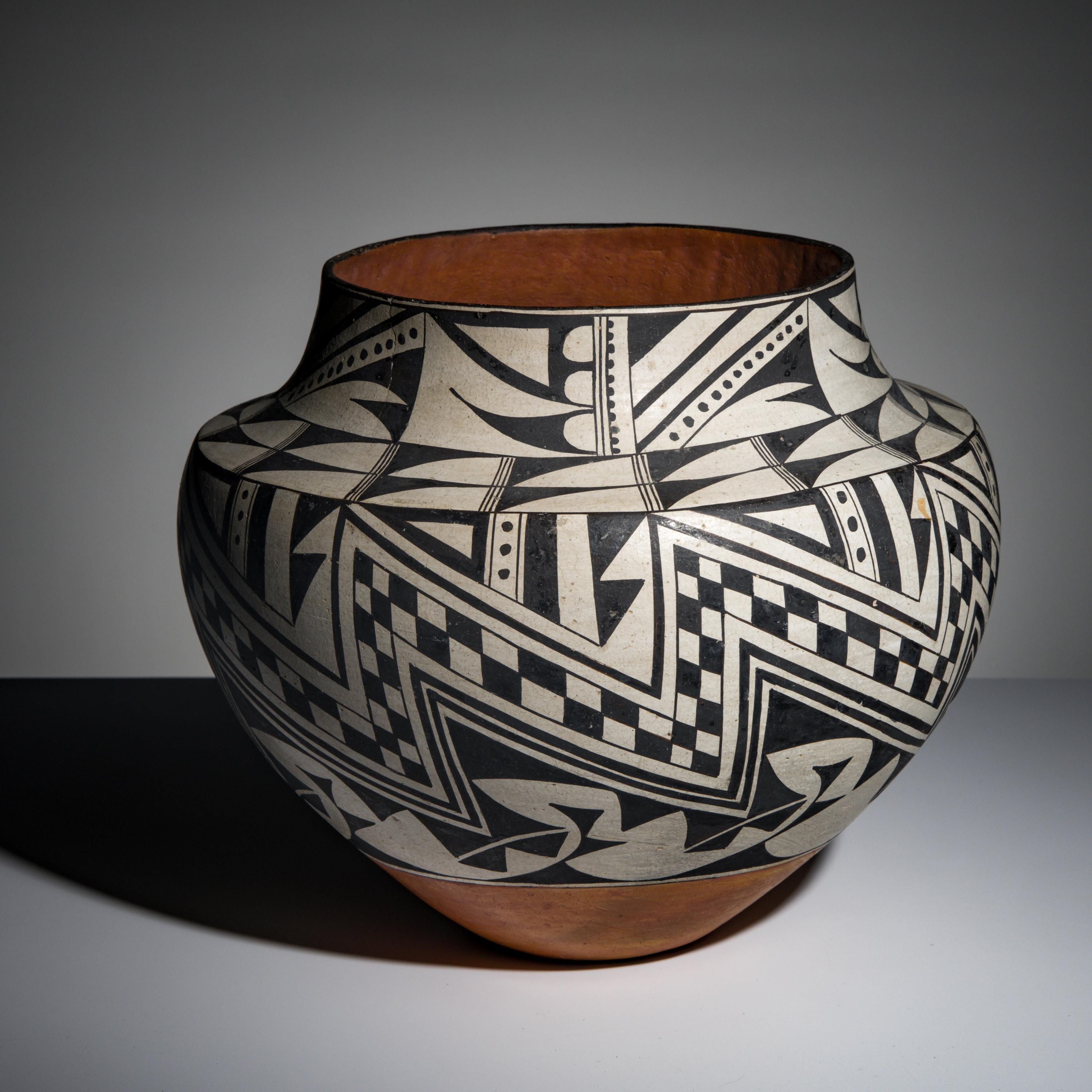 Jessie Garcia (Acoma, 1910-1999) — Black-on-White Pottery Jar
