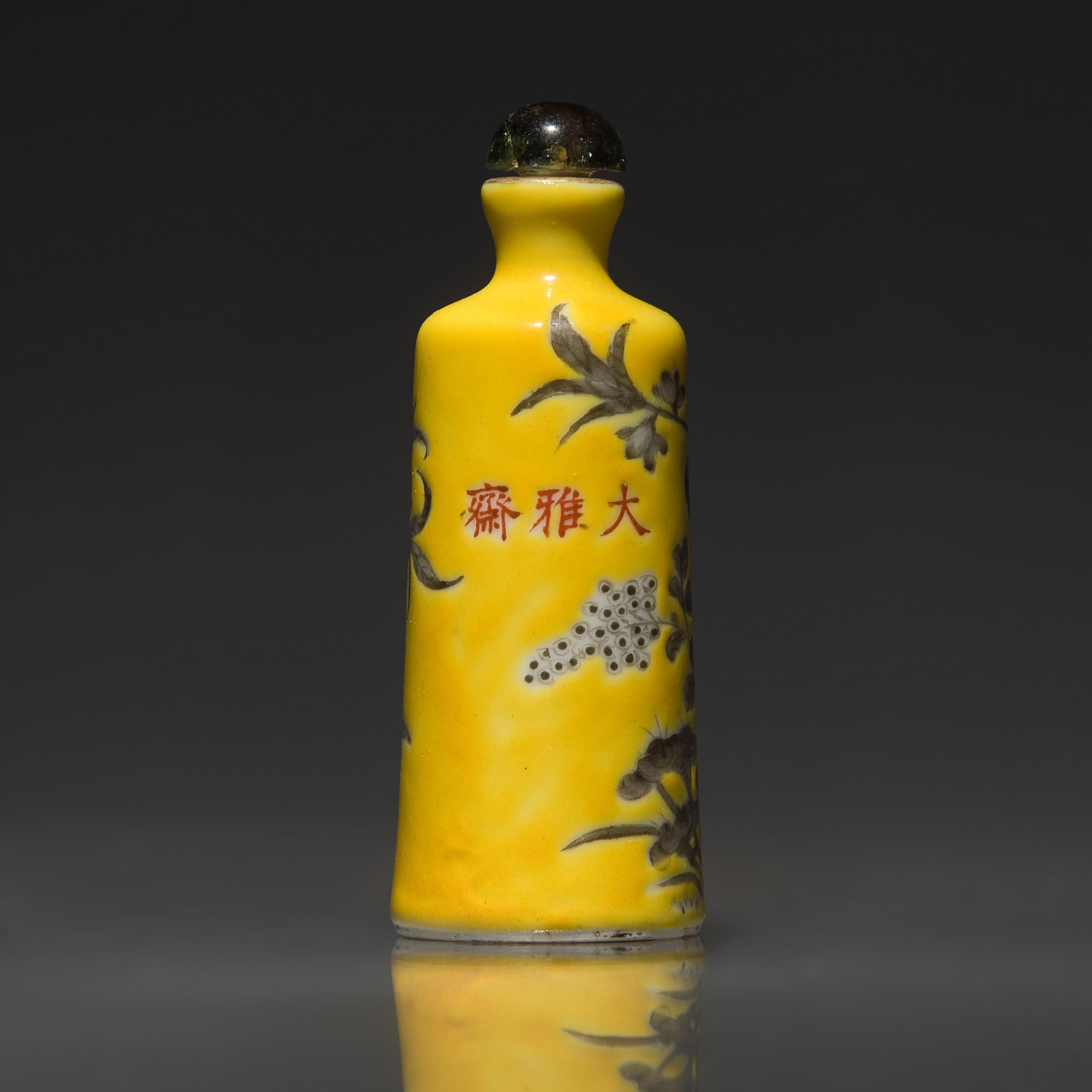 A Chinese Yellow Ground " Dayazhai" Porcelain Snuff Bottle, Qing Dynasty, 1894 — 1894年 黃地墨彩桃紋鼻煙壺