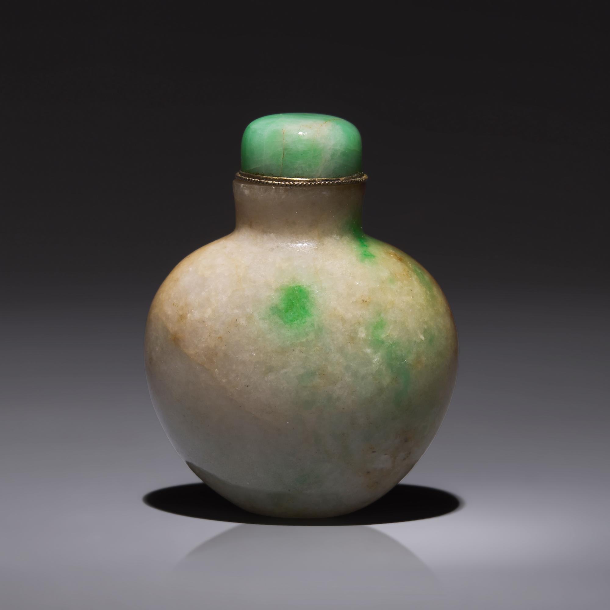 A Chinese Russet-Splashed Jadeite Snuff Bottle, 19th/20th Century — 清晚期 帶皮翡翠鼻煙壺