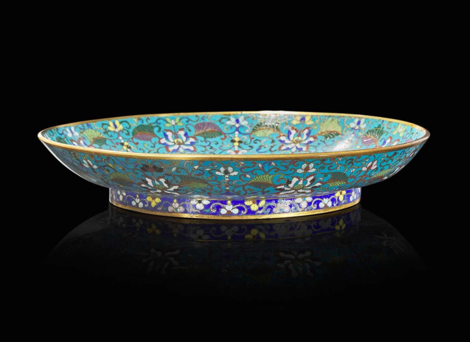 A Chinese cloisonne large circular dish, 18th/19th century 銅胎掐絲琺瑯大盤 十八或十九世紀