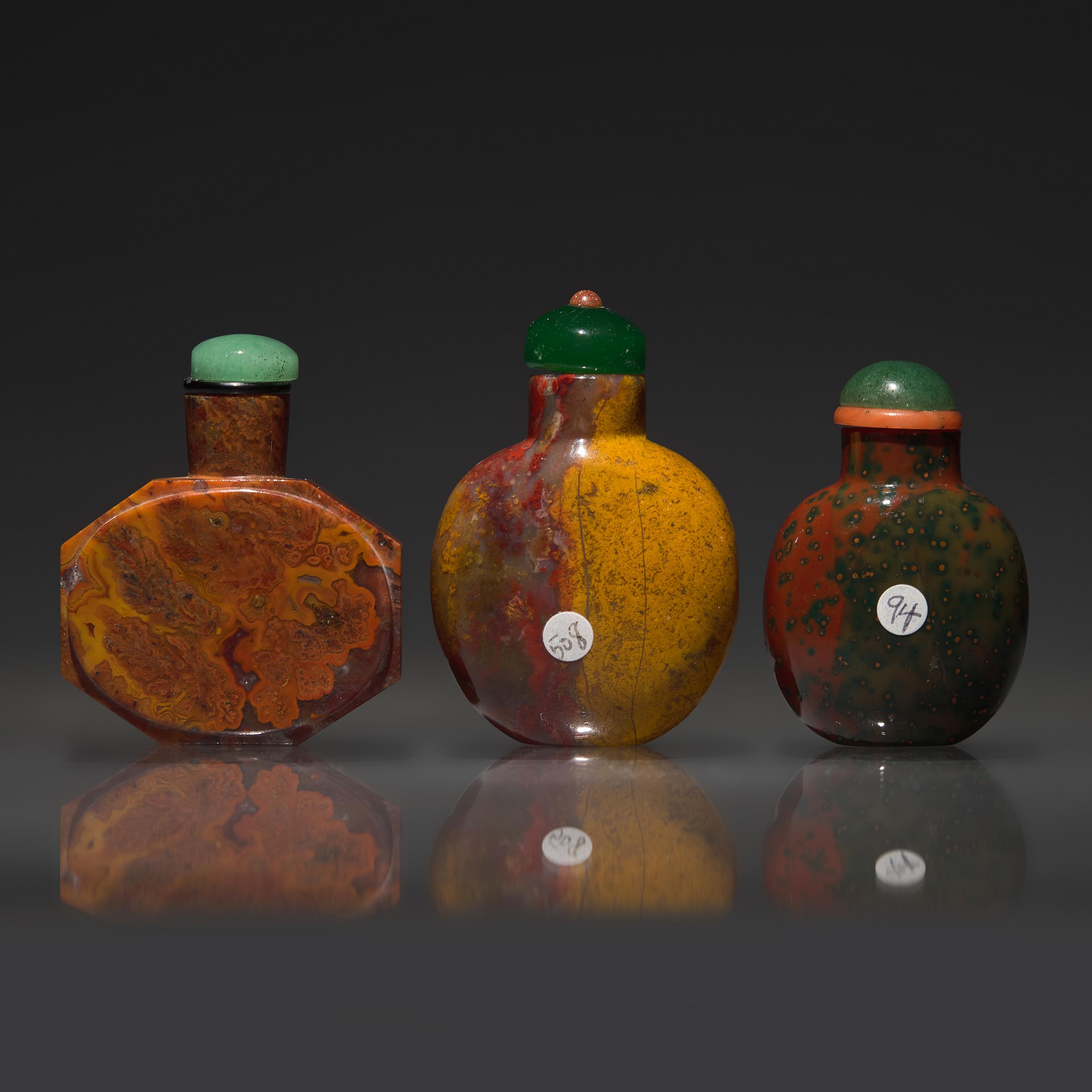 Three Chinese Agate and Jasper Snuff Bottles, 18th/19th Century — 清中晚期 瑪瑙及羊肝瑪瑙鼻煙壺三支