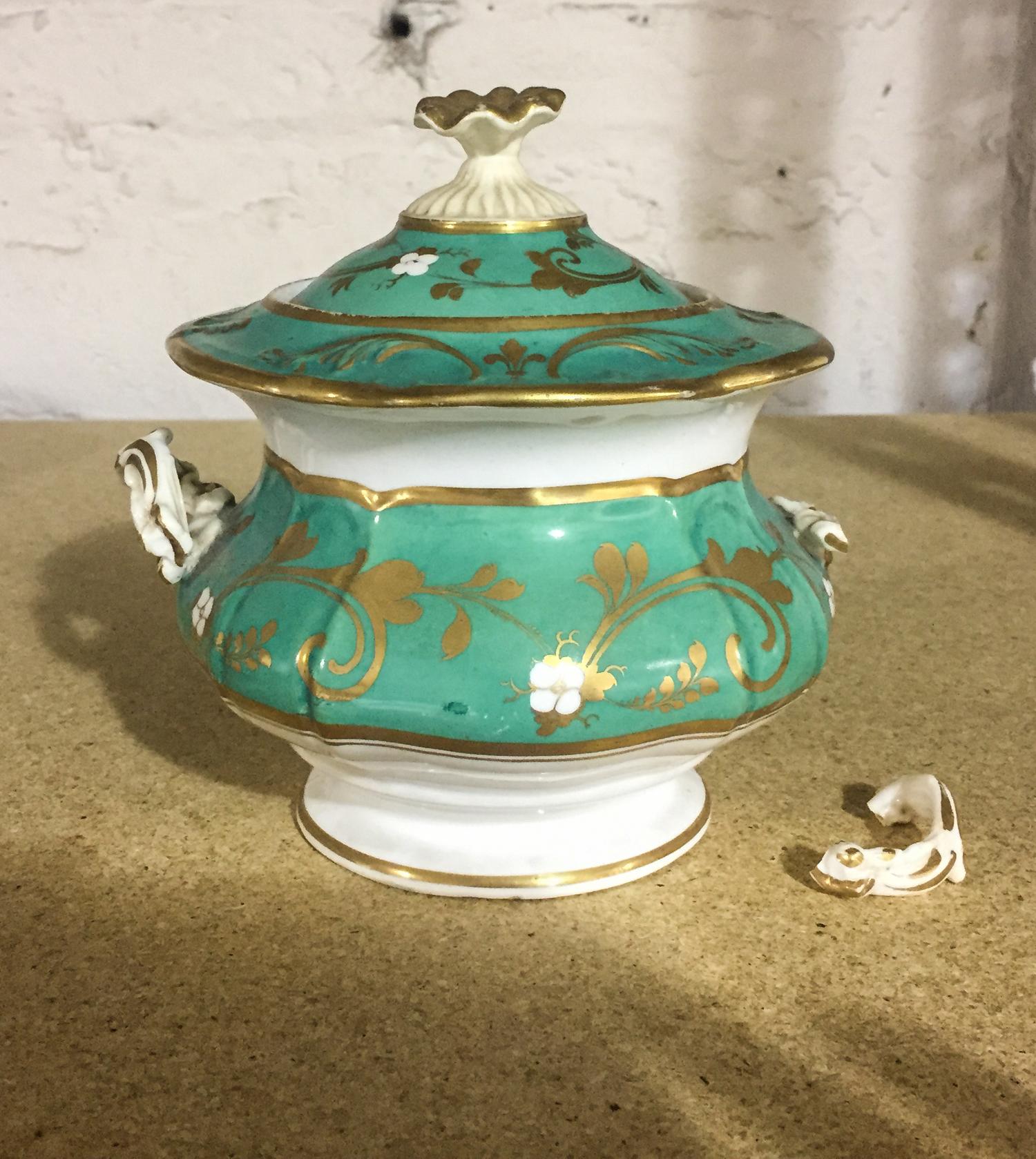 An English Porcelain Covered Sugar Bowl Height 7 inches. — EARLY 19TH CENTURY