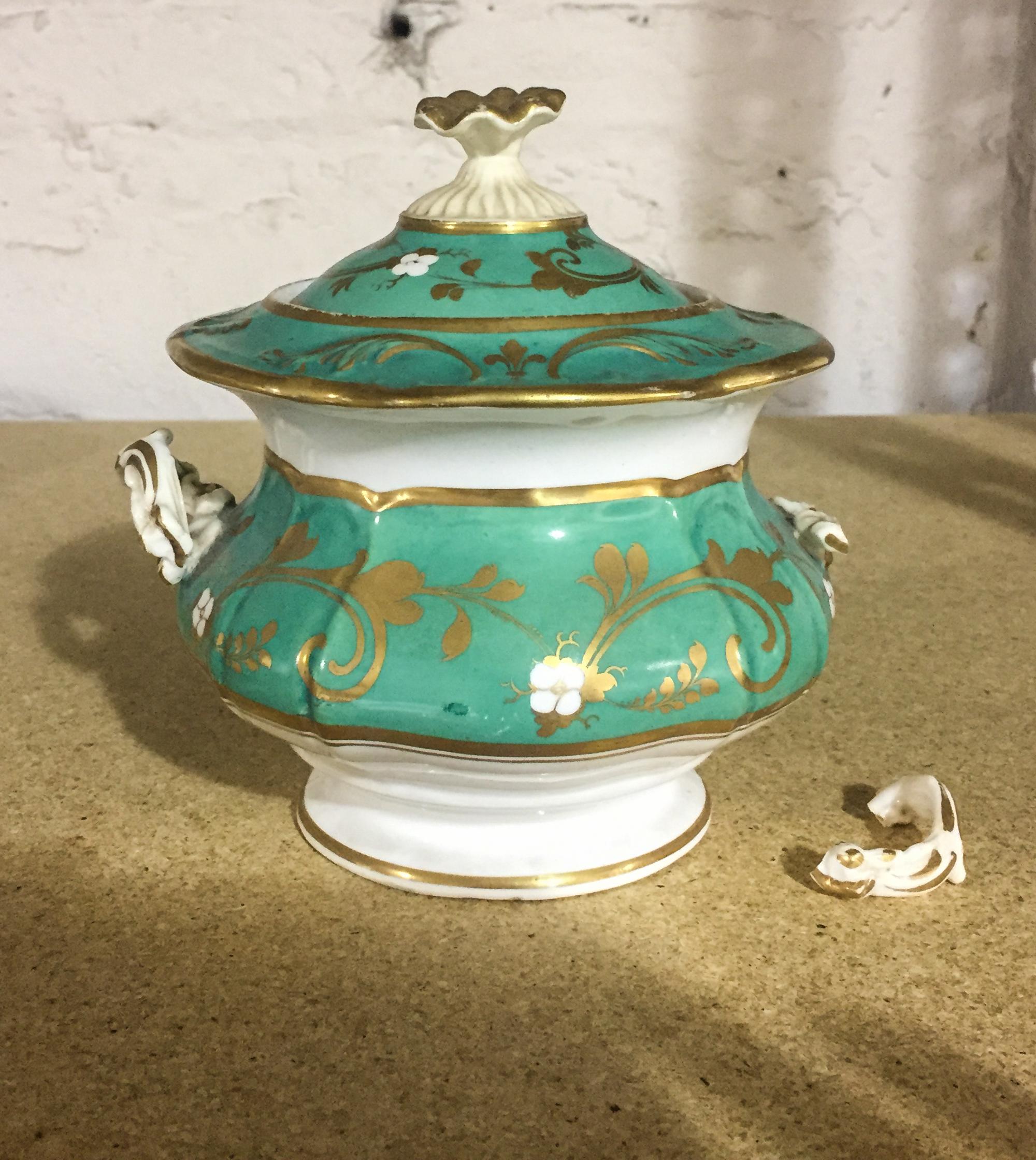 An English Porcelain Covered Sugar Bowl Height 7 inches. — EARLY 19TH CENTURY