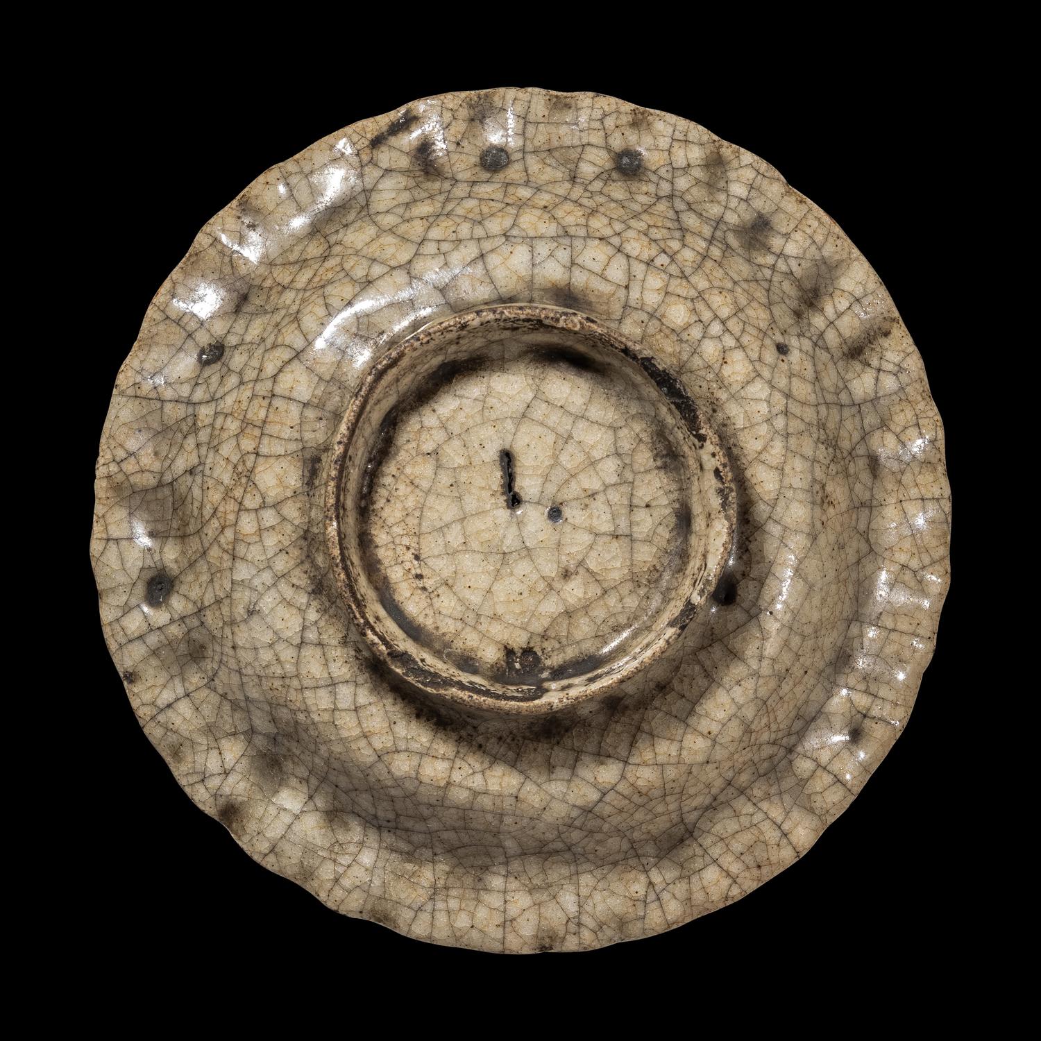 A Chinese Ge -Type Glazed Porcelain Floriform Dish