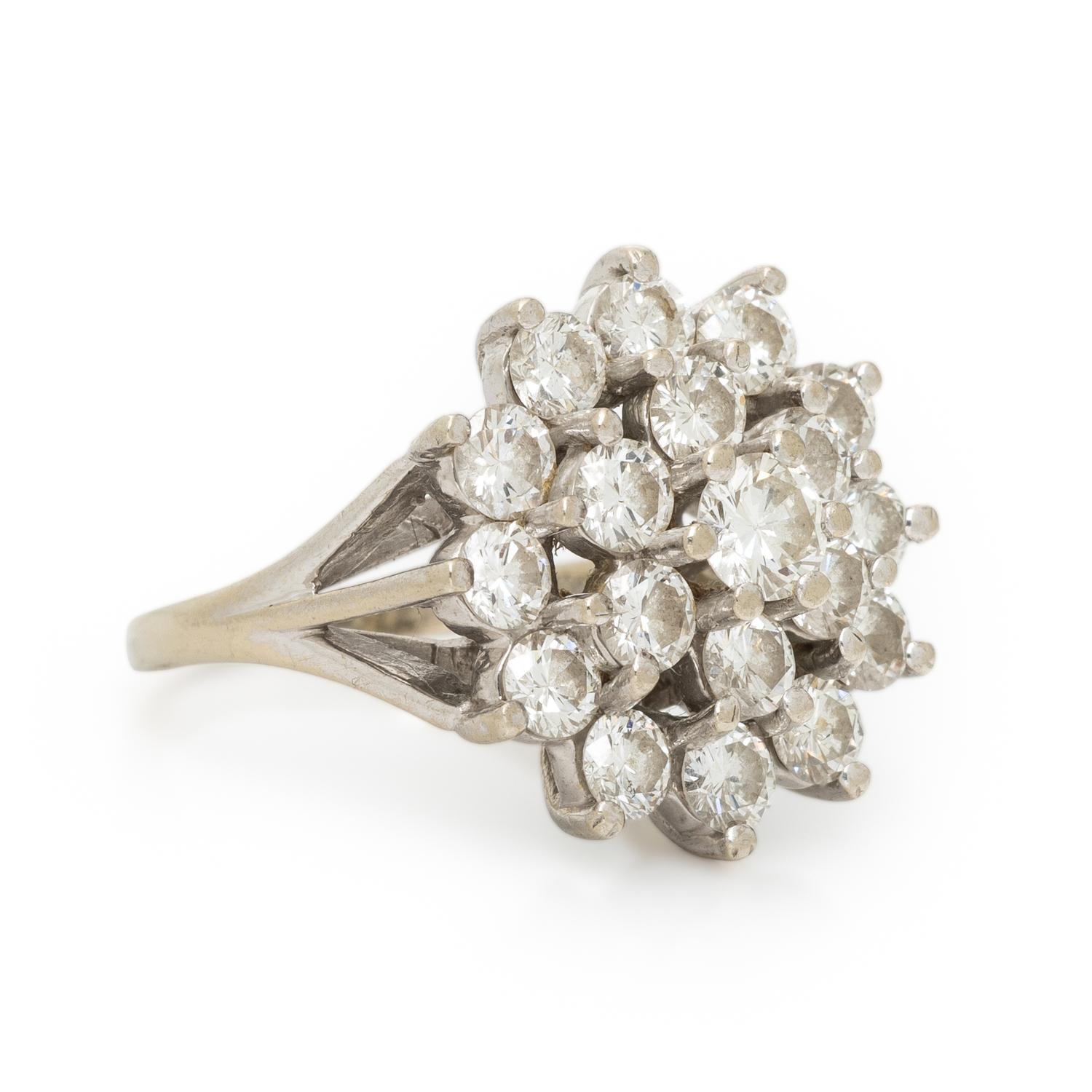 DIAMOND AND WHITE GOLD CLUSTER RING