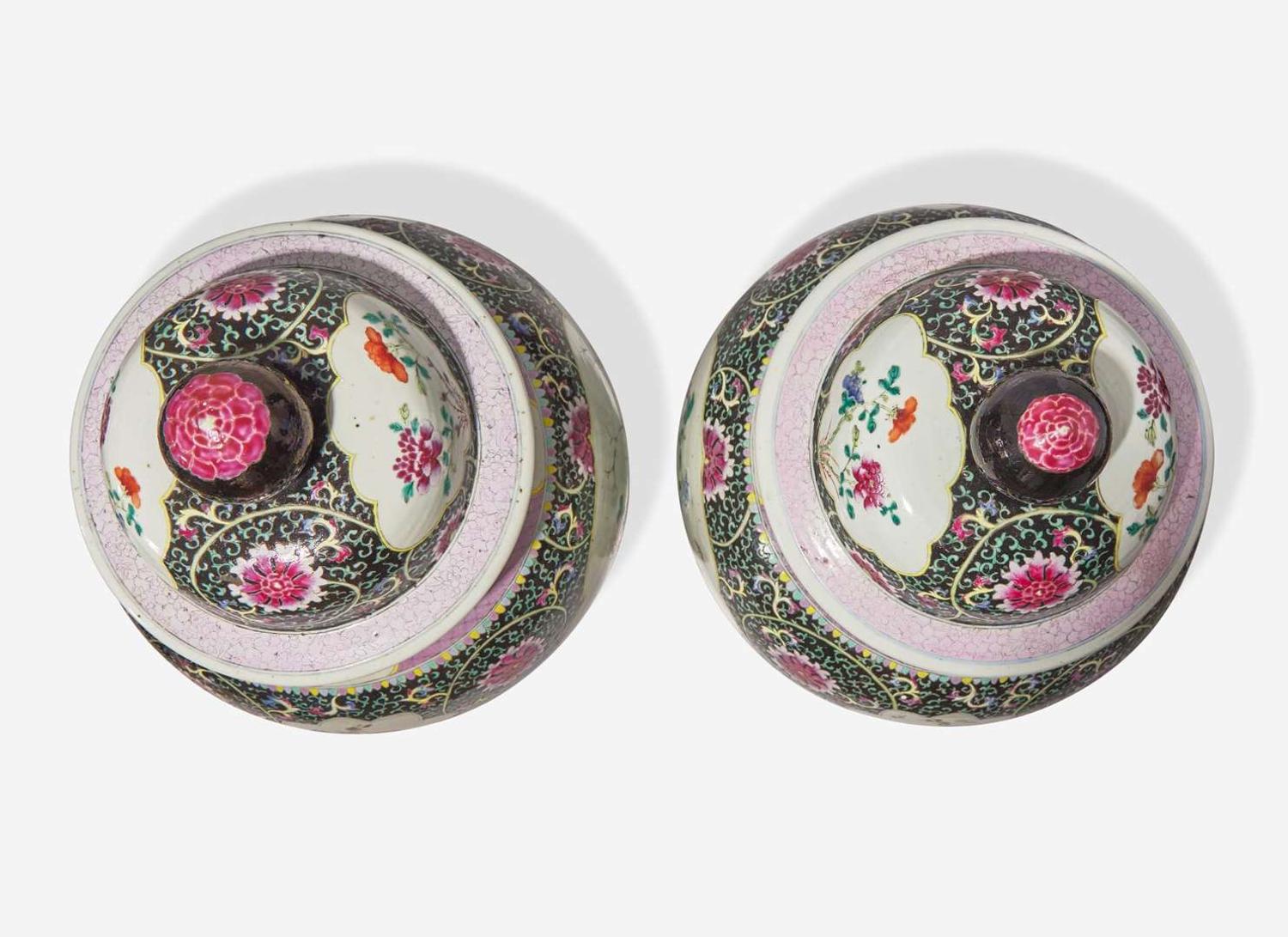 A pair of Chinese famille rose-decorated black ground jars and covers, Qing dynasty 粉彩墨地大蓋罐一對 清