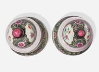 A pair of Chinese famille rose-decorated black ground jars and covers, Qing dynasty 粉彩墨地大蓋罐一對 清
