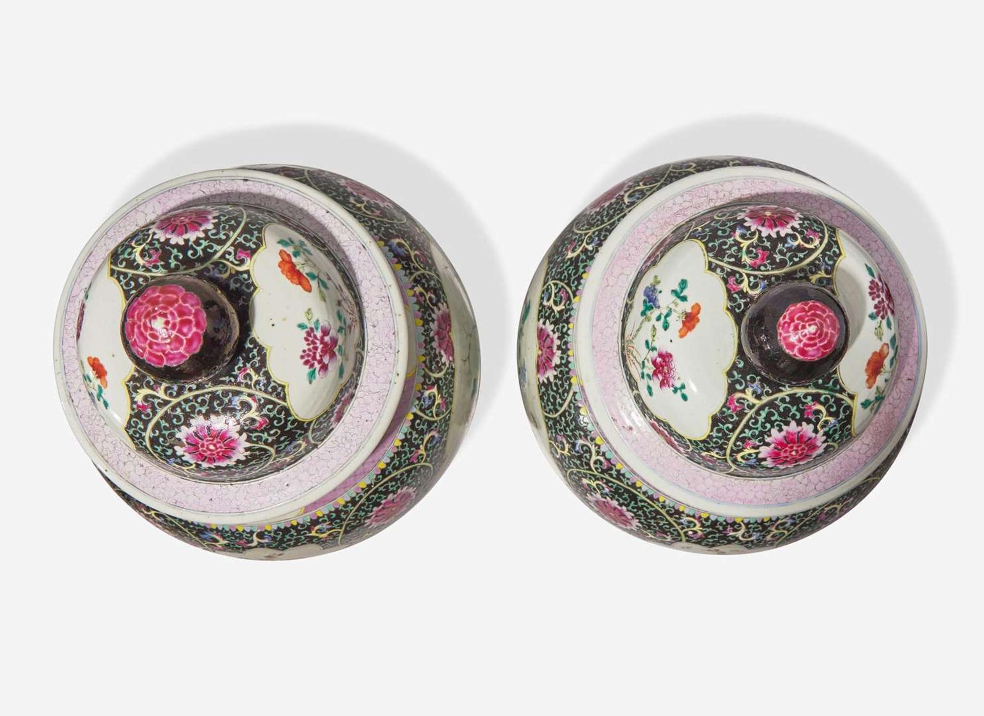 A pair of Chinese famille rose-decorated black ground jars and covers, Qing dynasty 粉彩墨地大蓋罐一對 清