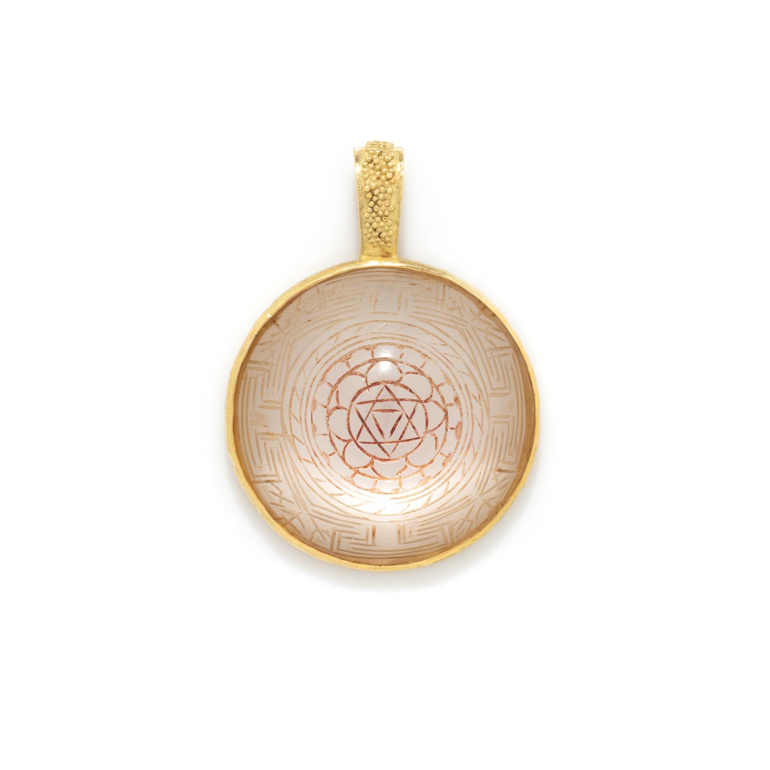 YELLOW GOLD AND ROCK CRYSTAL QUARTZ PENDANT