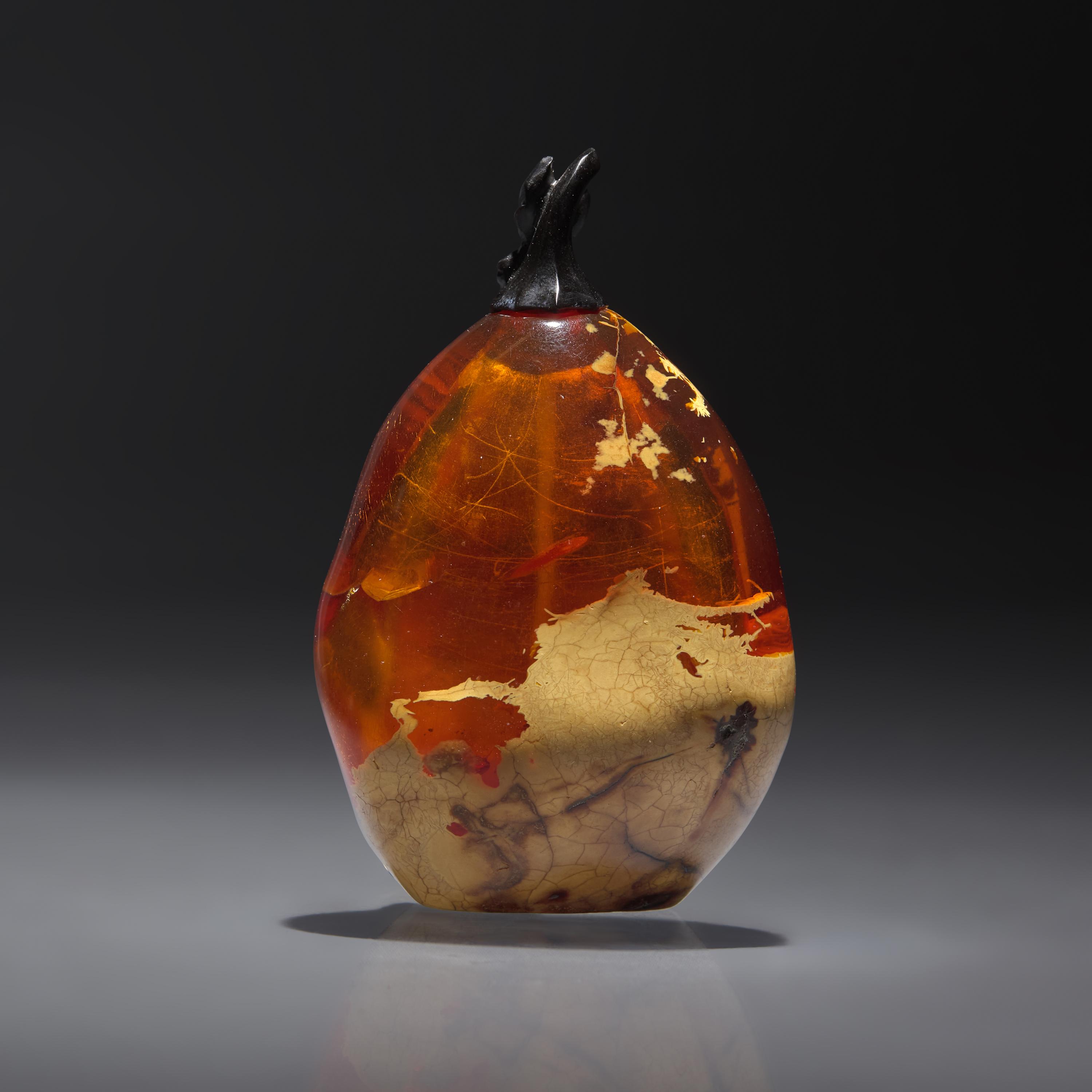 A Chinese Carved Amber Snuff Bottle, Qing Dynasty, Circa 1750-1850 — 1750-1850年 琥珀隨形鼻煙壺