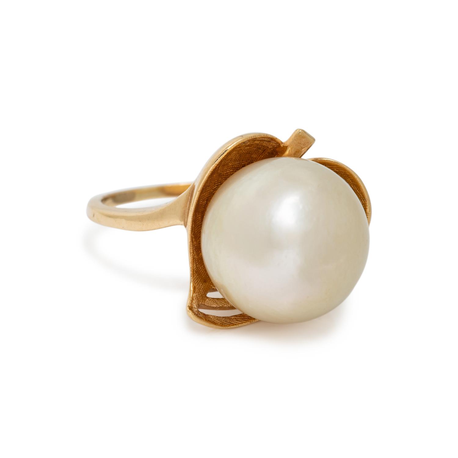 YELLOW GOLD AND CULTURED SOUTH SEA PEARL RING