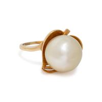 YELLOW GOLD AND CULTURED SOUTH SEA PEARL RING